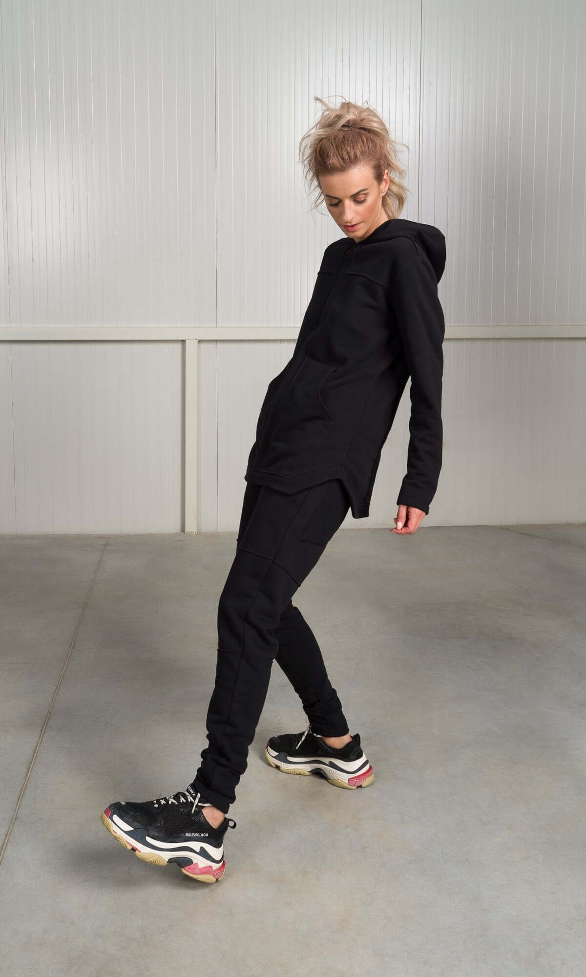 Hoodie en coton avec poches avant et coutures apparentes, haut chaud à capuche confectionné à la main par Aakasha