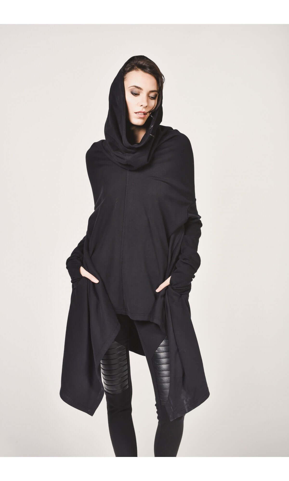 Hoodie a collo alto con orlo asimmetrico