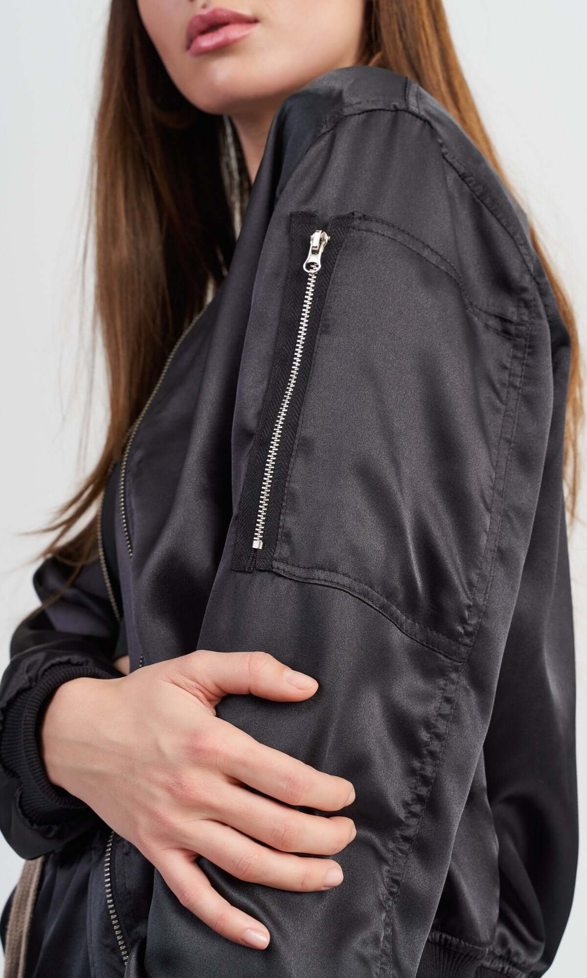 Schwarze Satin-Bomberjacke