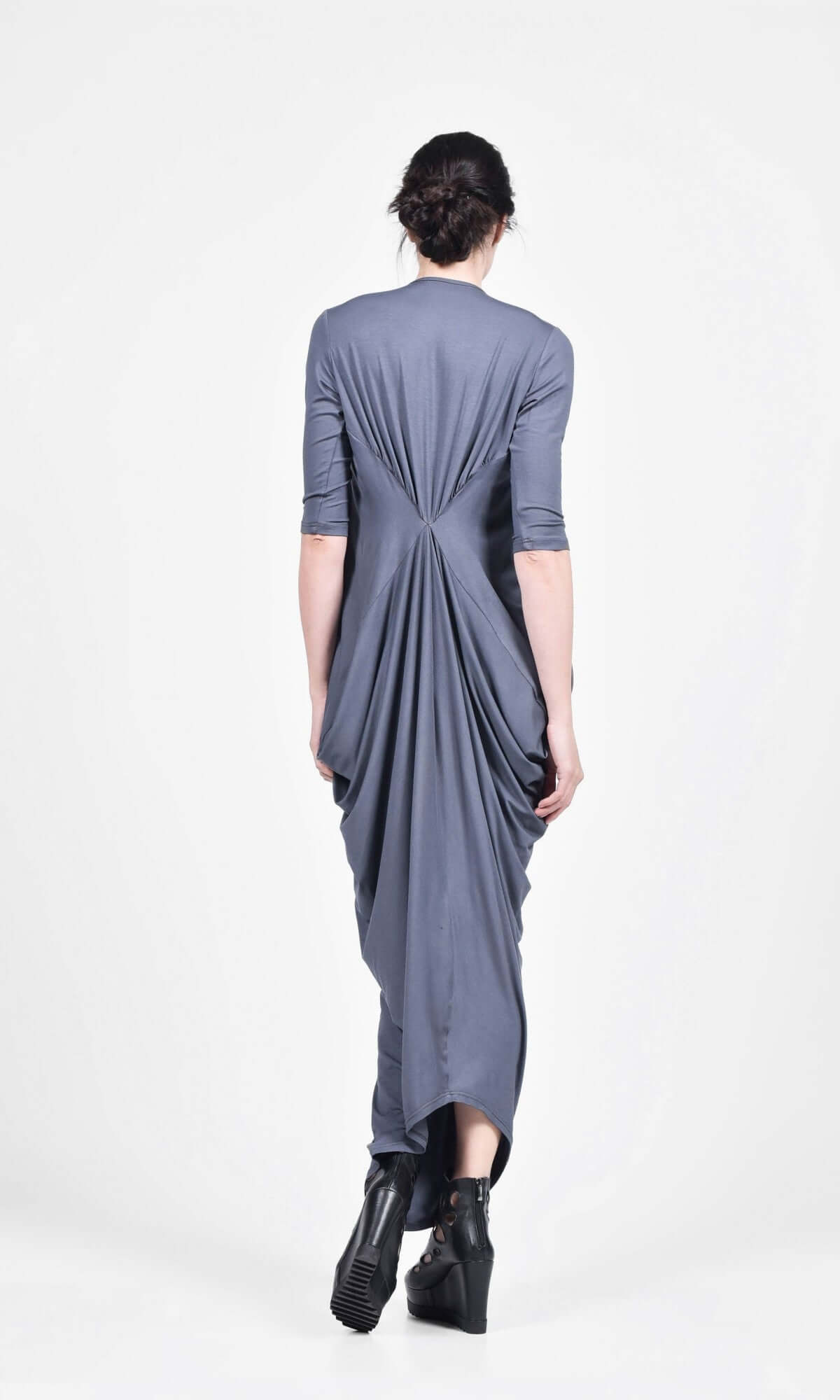 Langes Kleid mit Drapierung