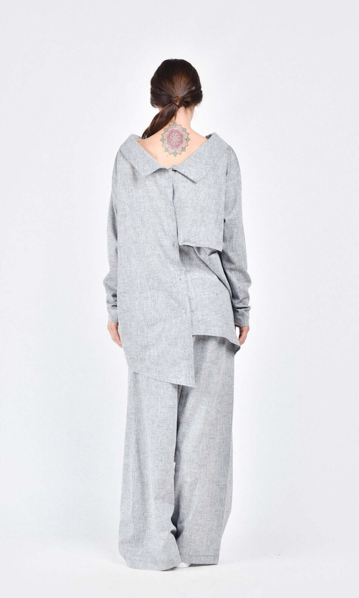 Completo due pezzi con camicia asimmetrica in lino e pantaloni