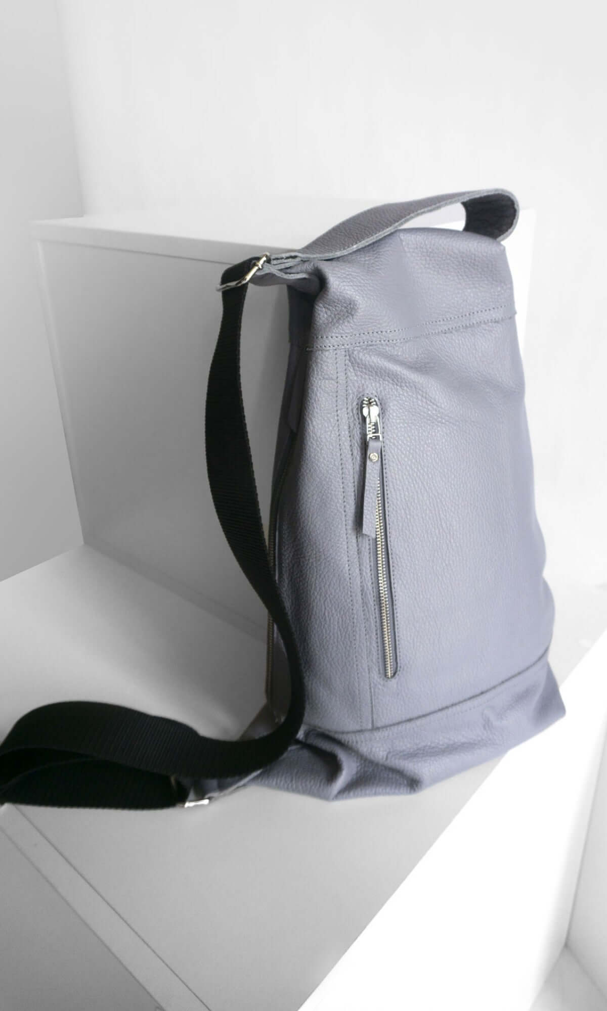 Sac à dos à une bretelle en cuir