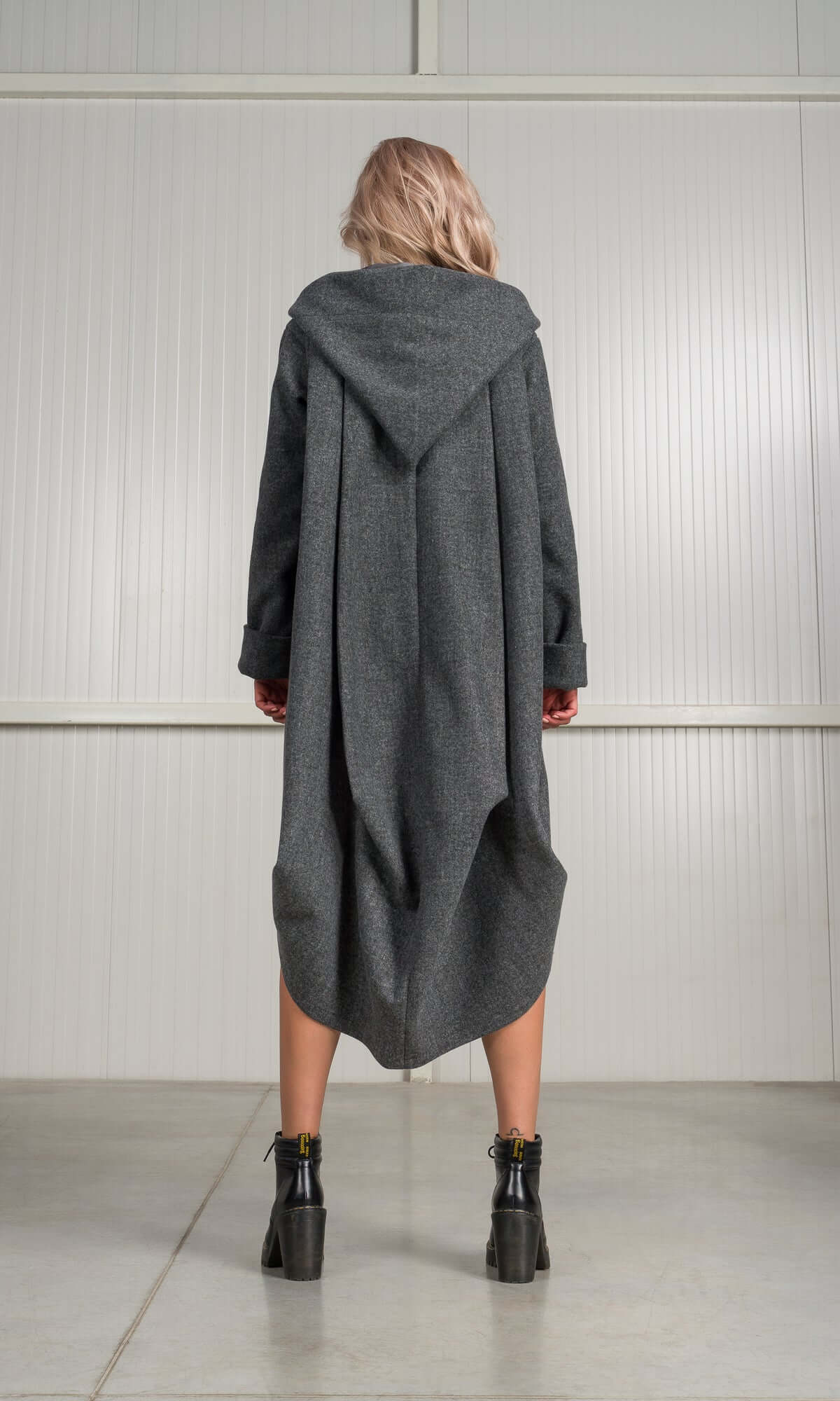 Cappotto lungo con dettagli ripiegati