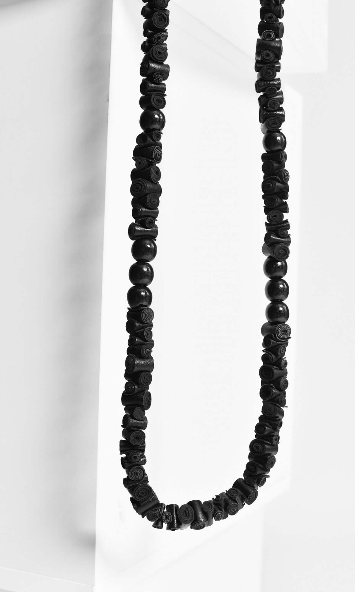 Long collier noir en cuir véritable