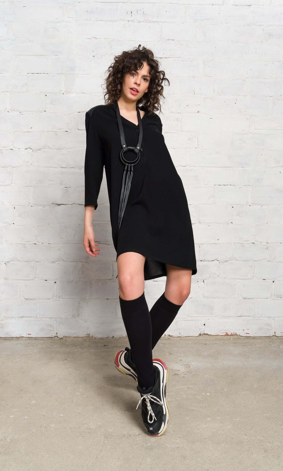 Collier en cuir et textile avec détails circulaires