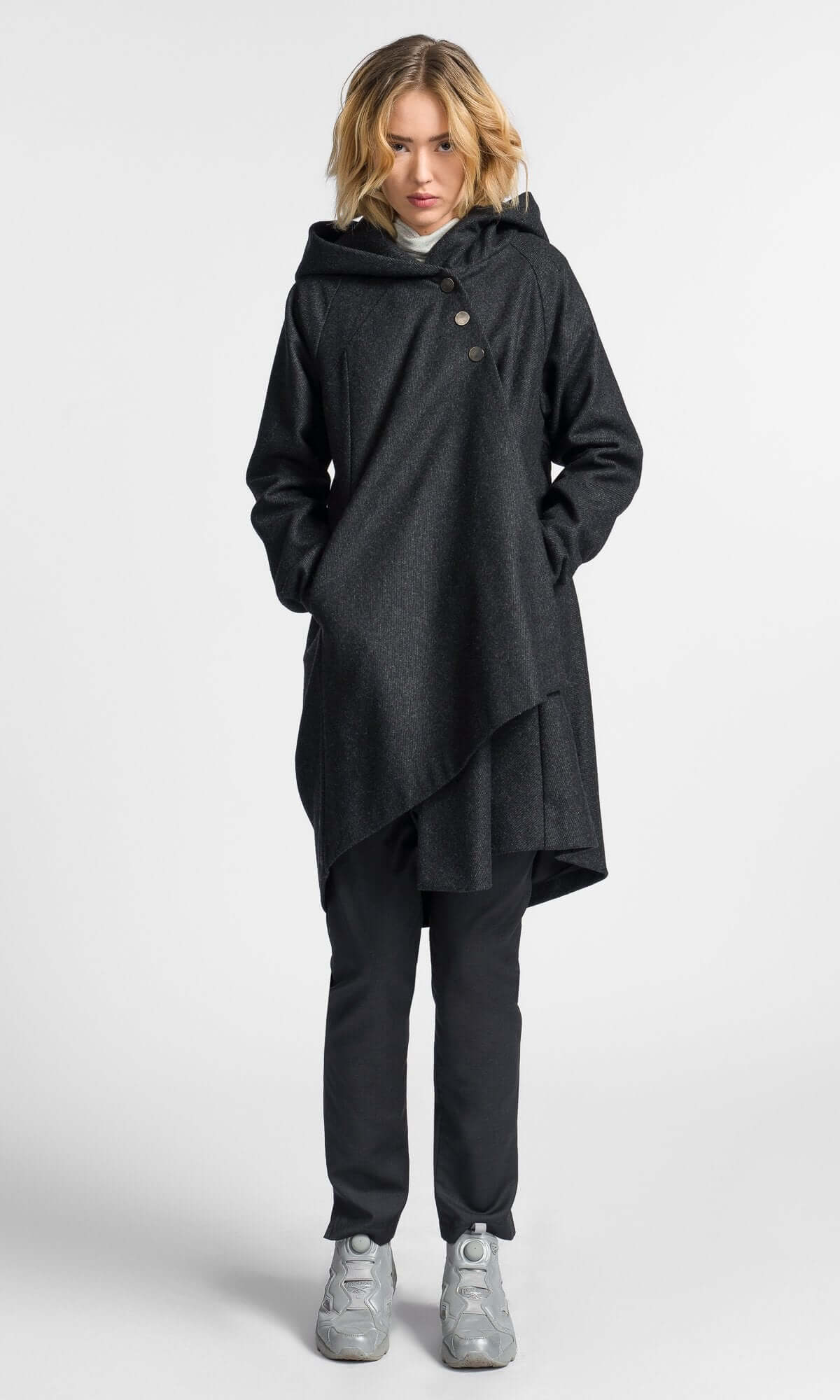 Manteau asymétrique à dos drapé