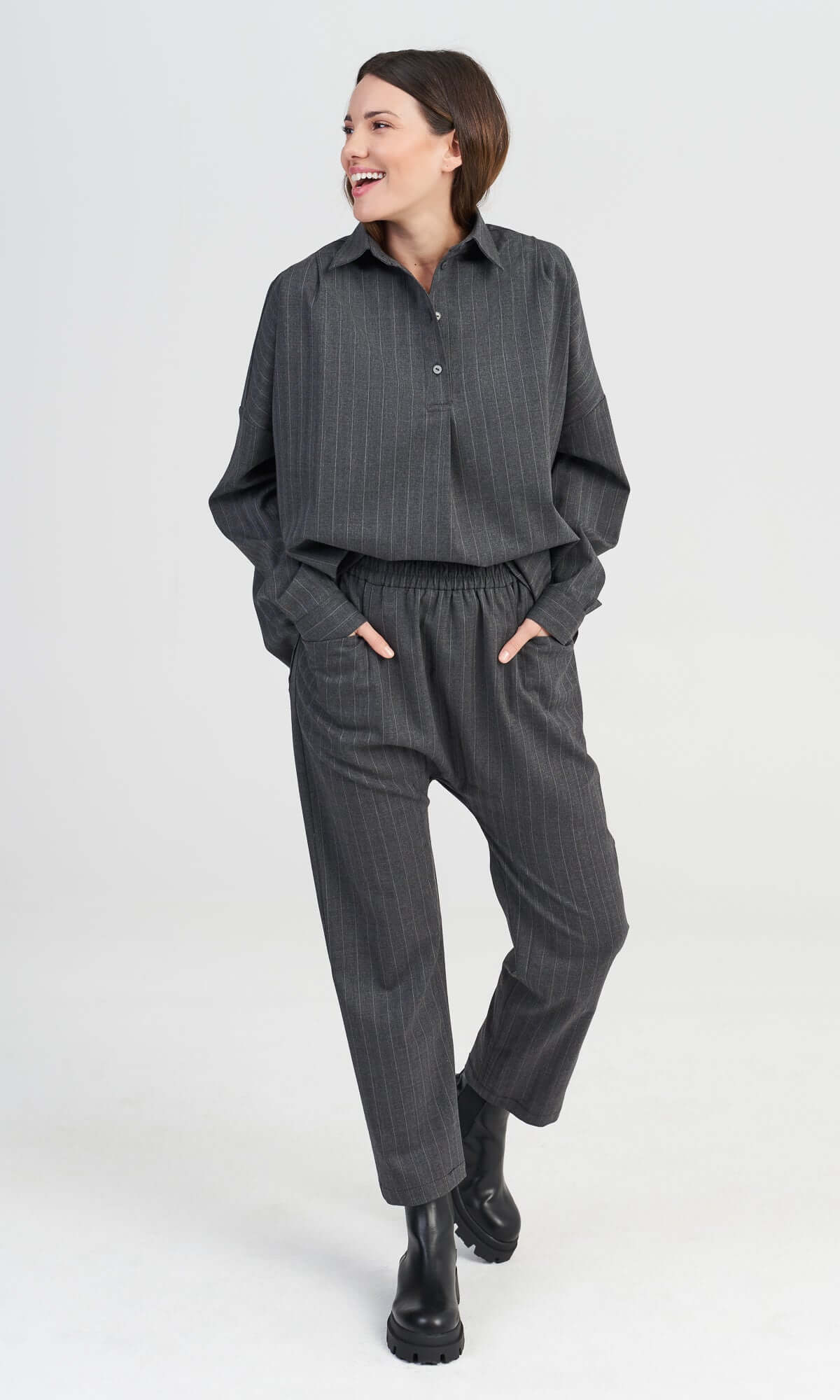 Graue Hose mit Kreidestreifen