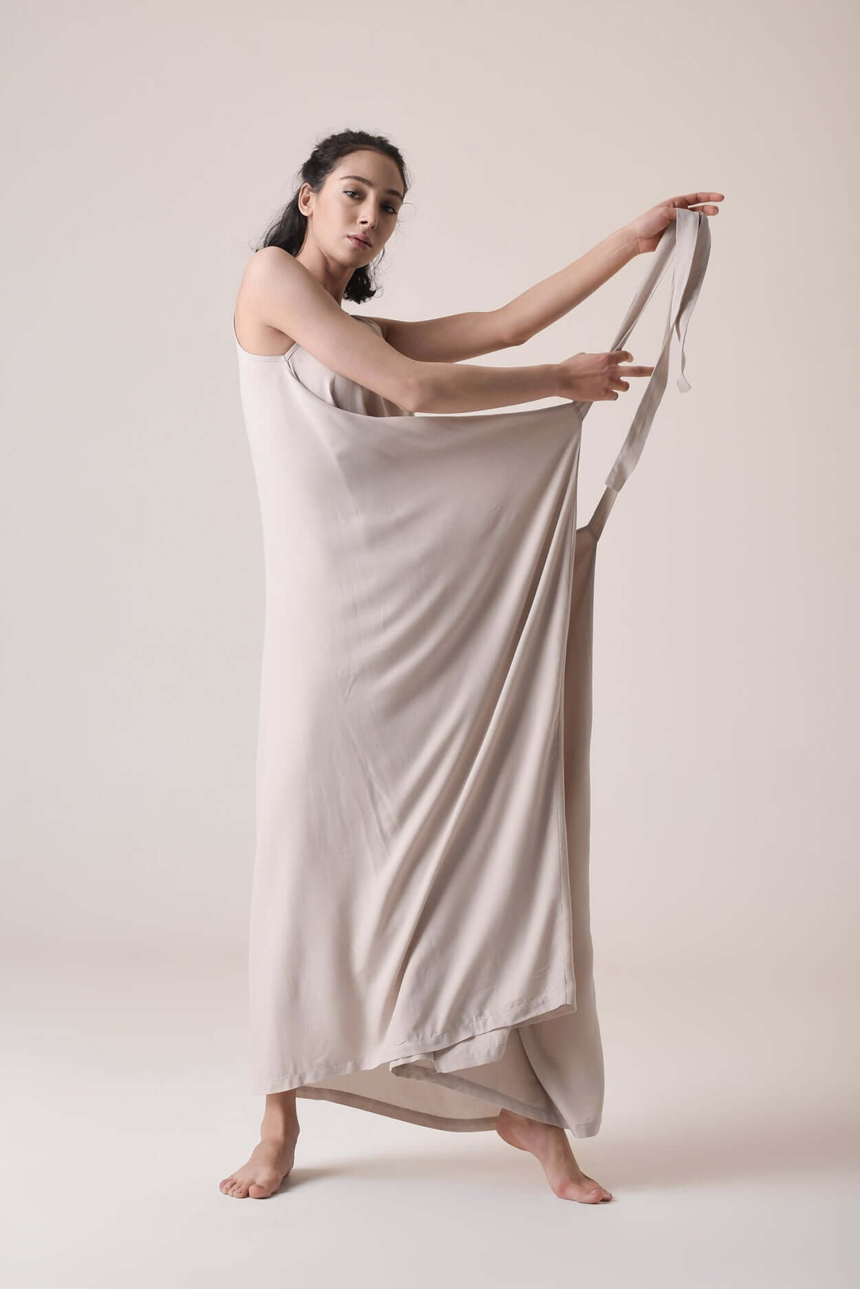 Maxi abito estivo drappeggiato con cintura regolabile