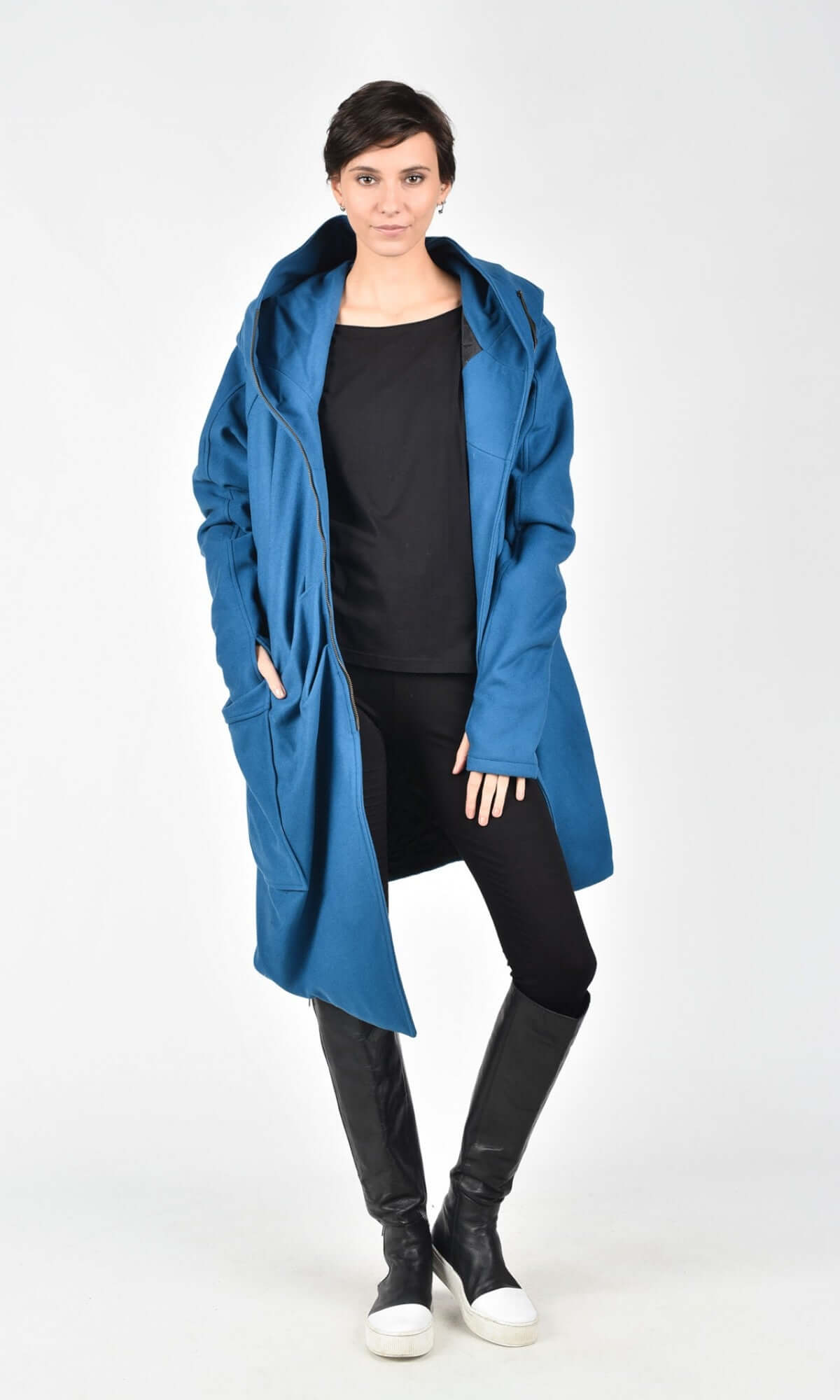 Manteau asymétrique audacieux à capuche en cachemire A07198