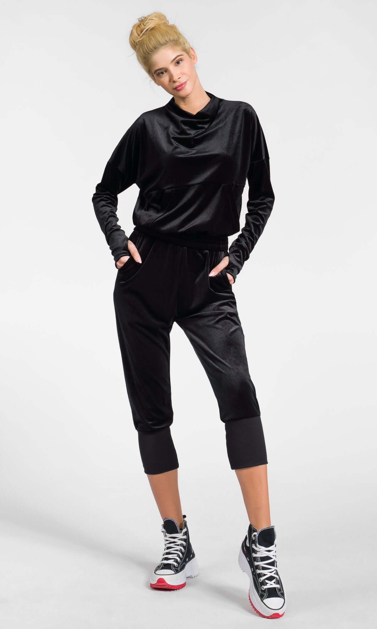 Verkürzte Samthose mit Rippbündchen