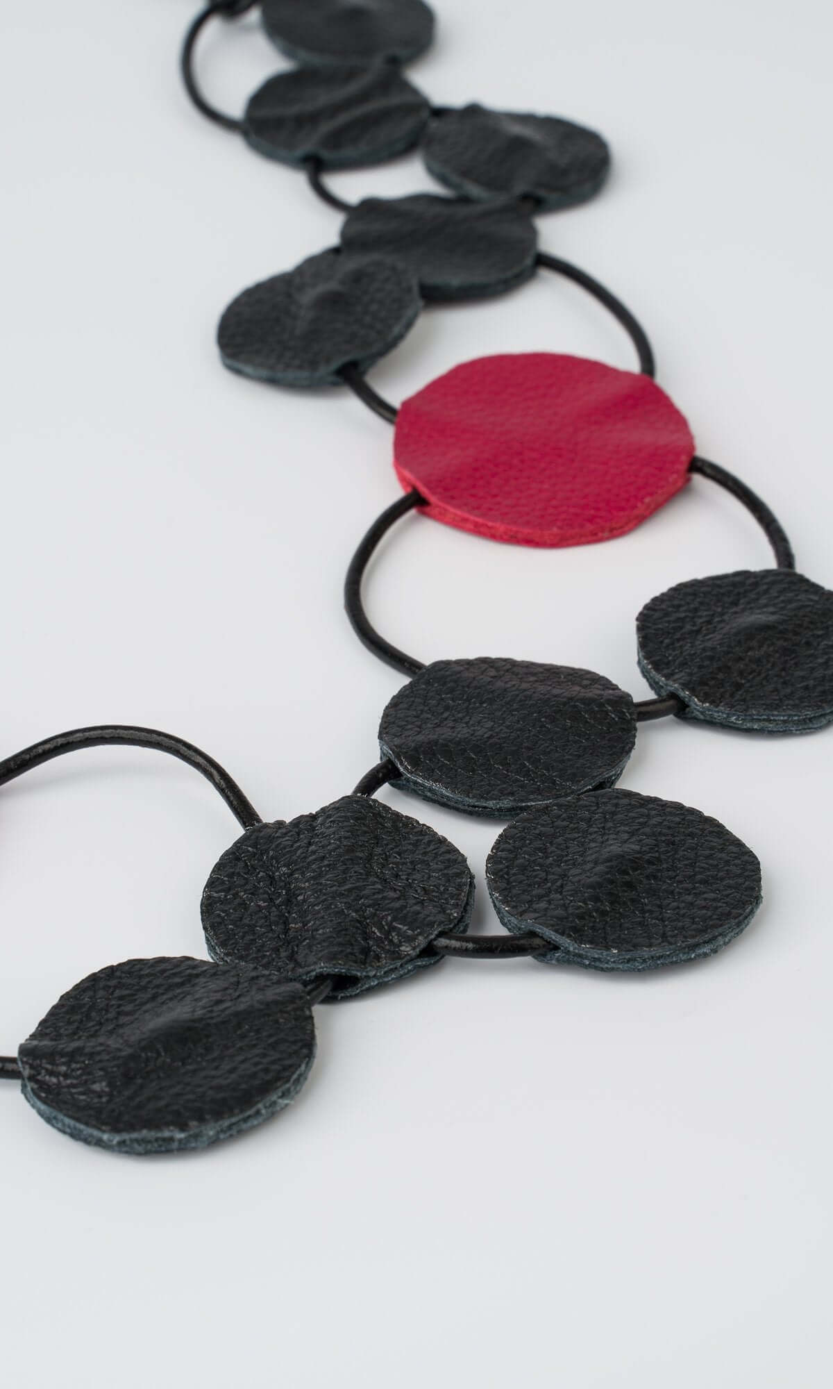 Collier à cercles noirs et rouges