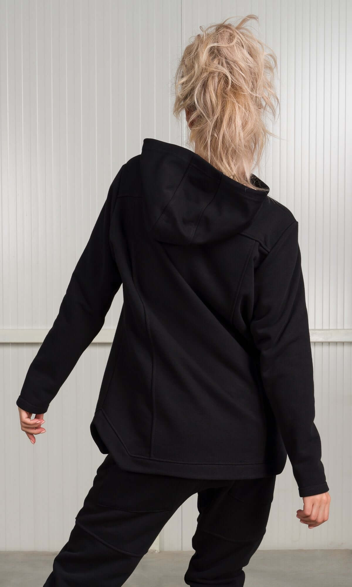 Baumwoll-Hoodie mit Fronttaschen, Nahtdetails und warmem Kapuzen-Top, handgefertigt von Aakasha