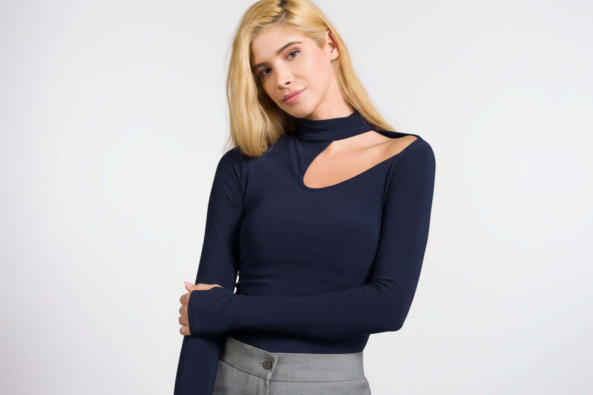 Top a collo alto con cut-out