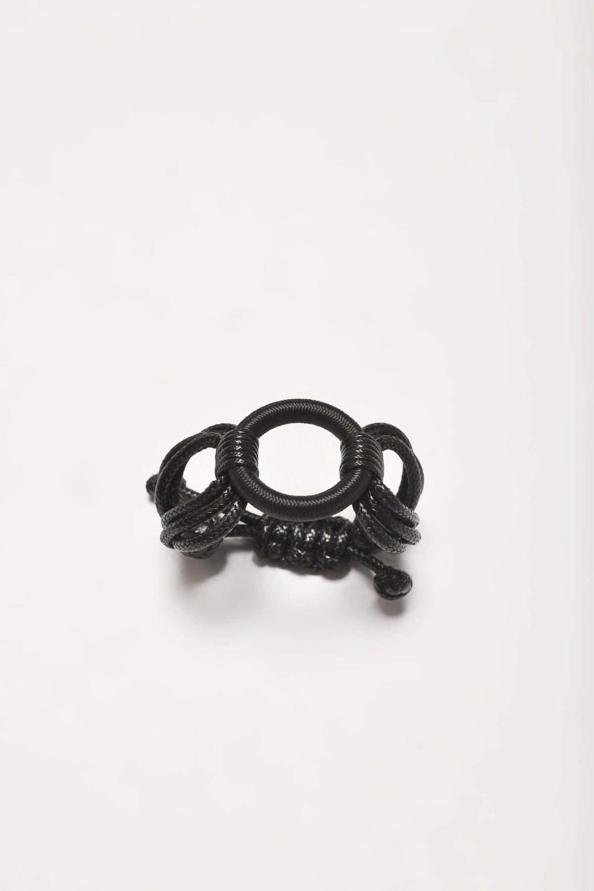 Bracelet extravagant noir à cercles en cuir