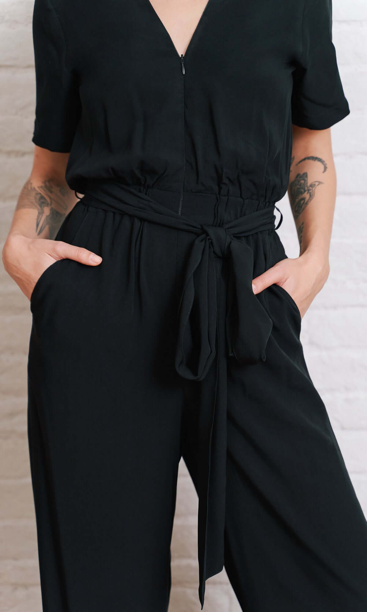 Jumpsuit mit weitem Bein und Bindegürtel