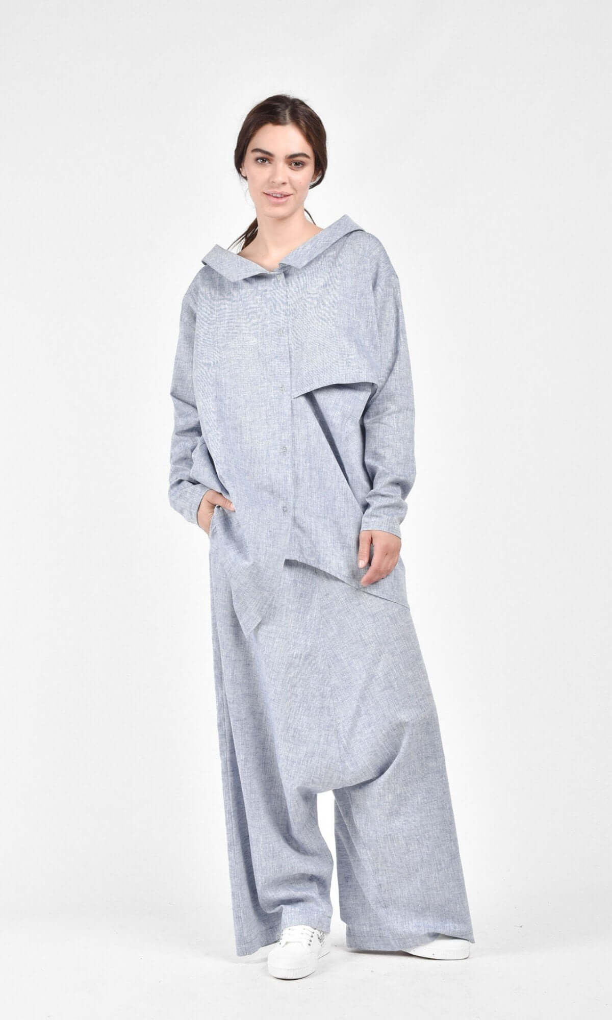 Completo due pezzi con camicia asimmetrica in lino e pantaloni