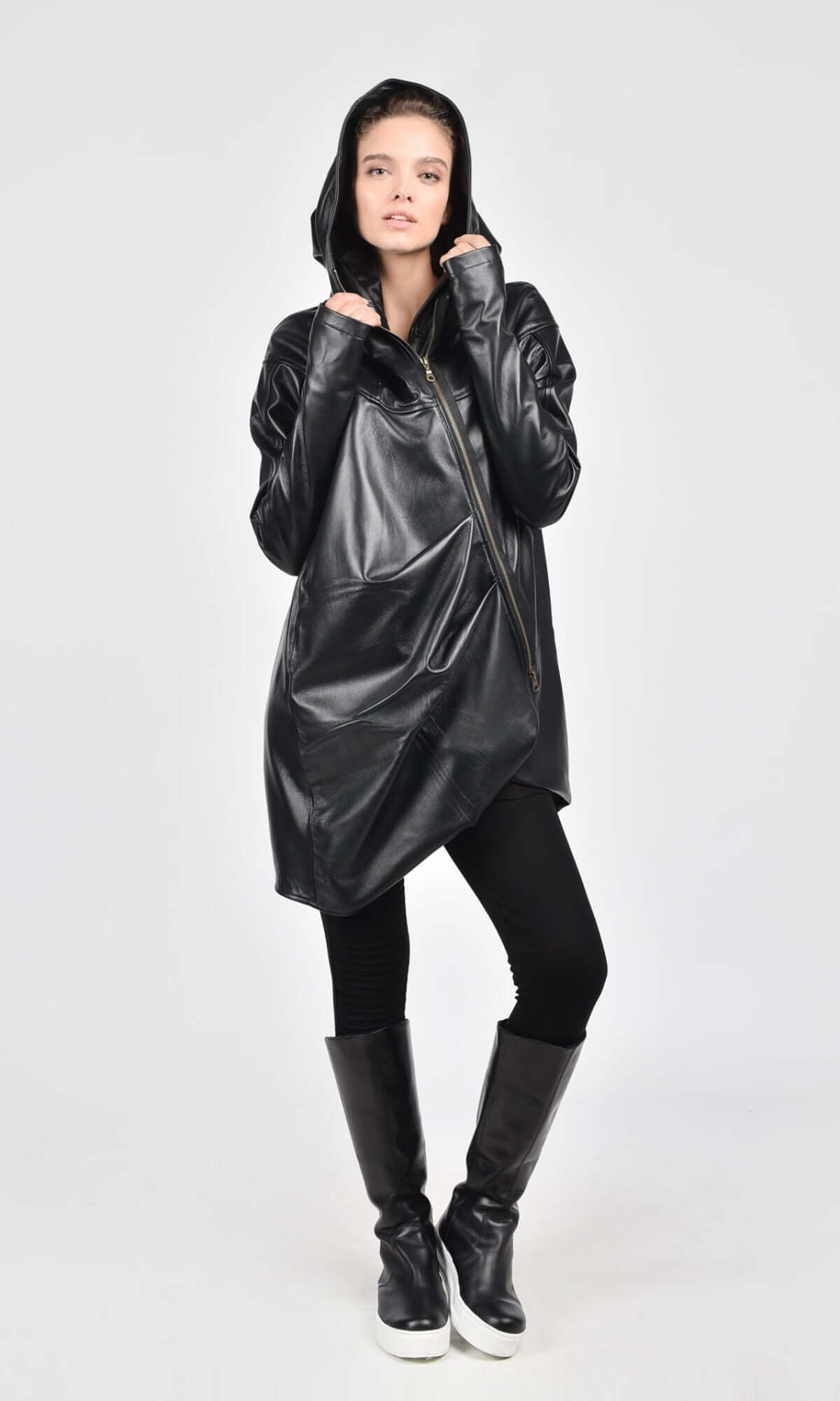 Cappotto asimmetrico in vera pelle con cappuccio