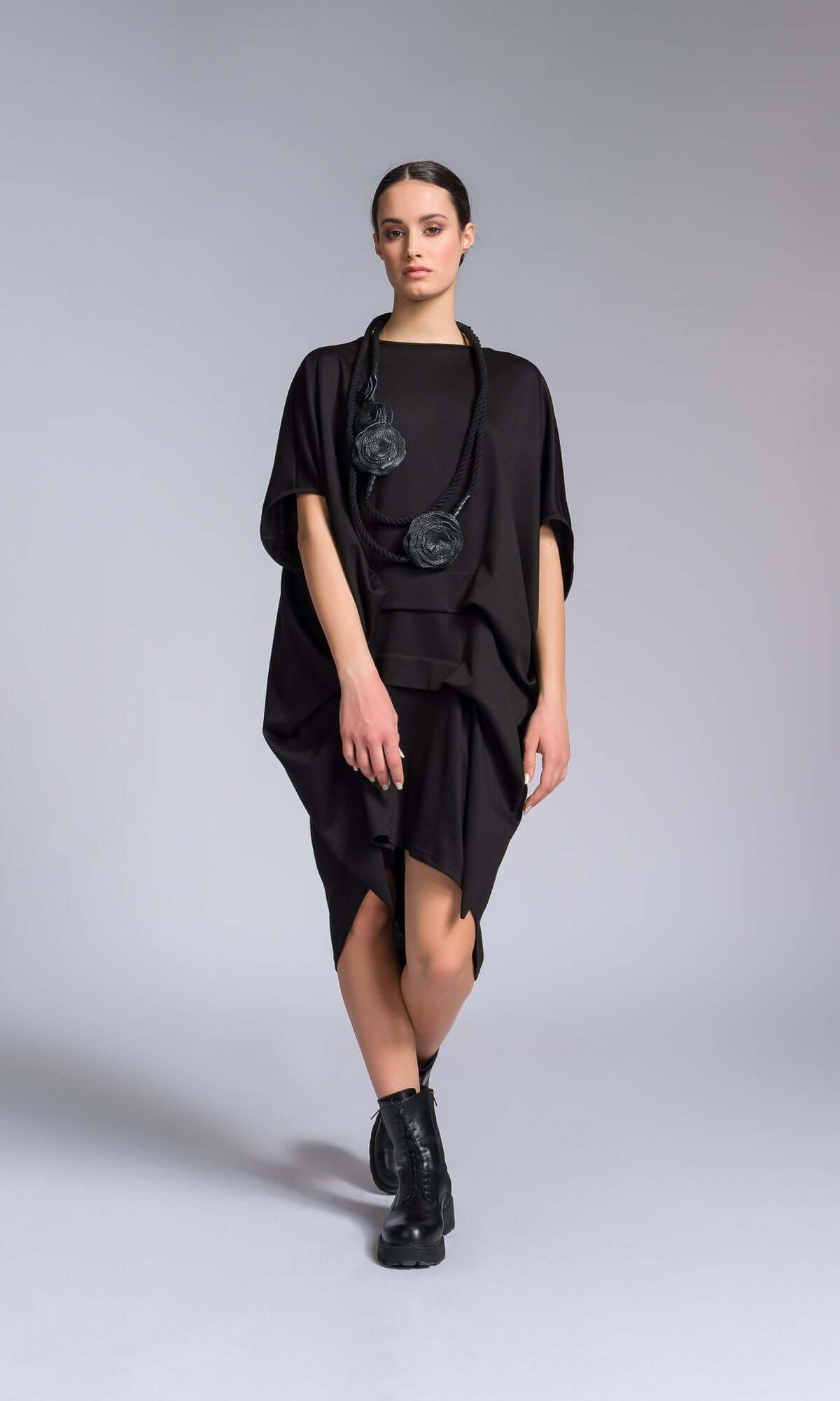 Collier en corde noire orné de roses en cuir véritable