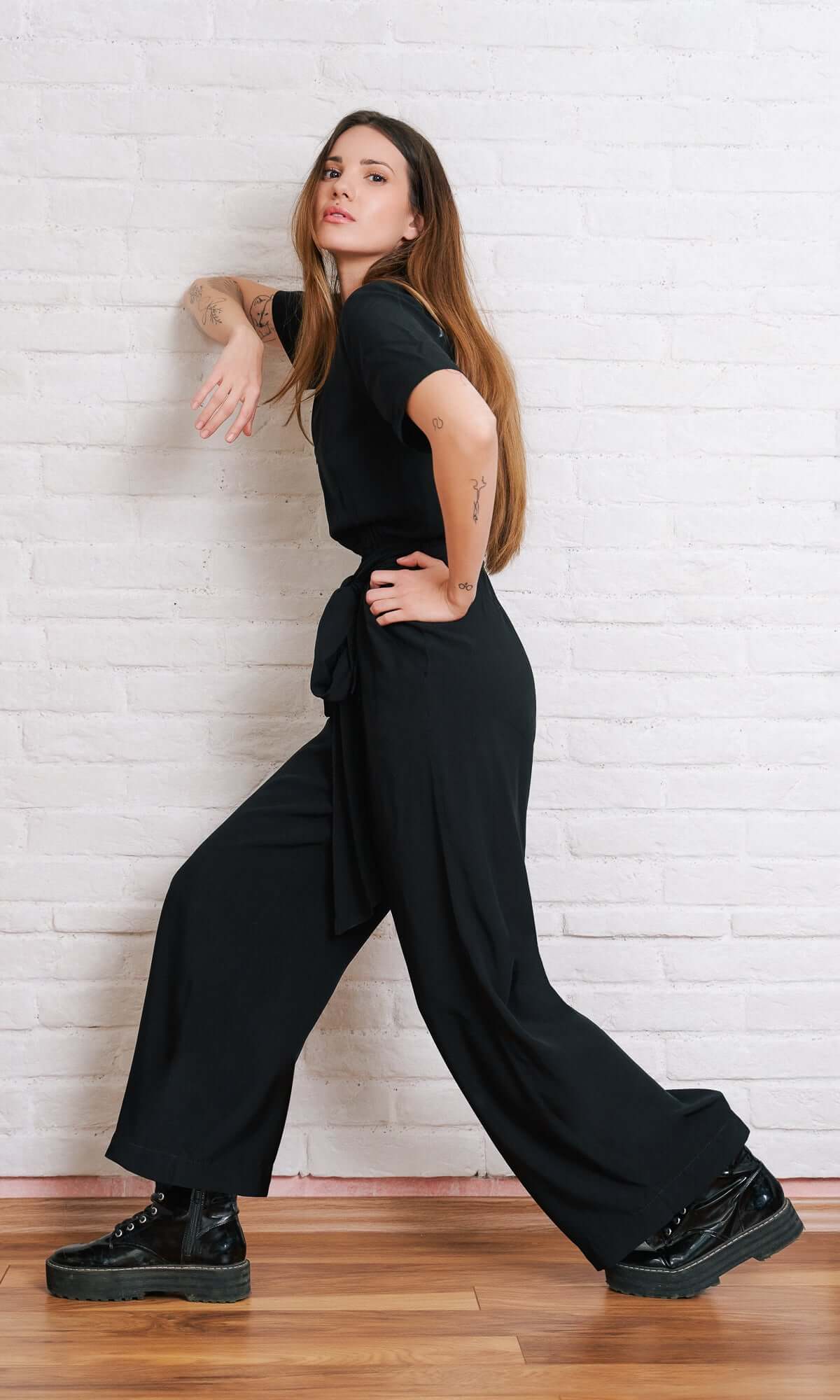 Jumpsuit mit weitem Bein und Bindegürtel