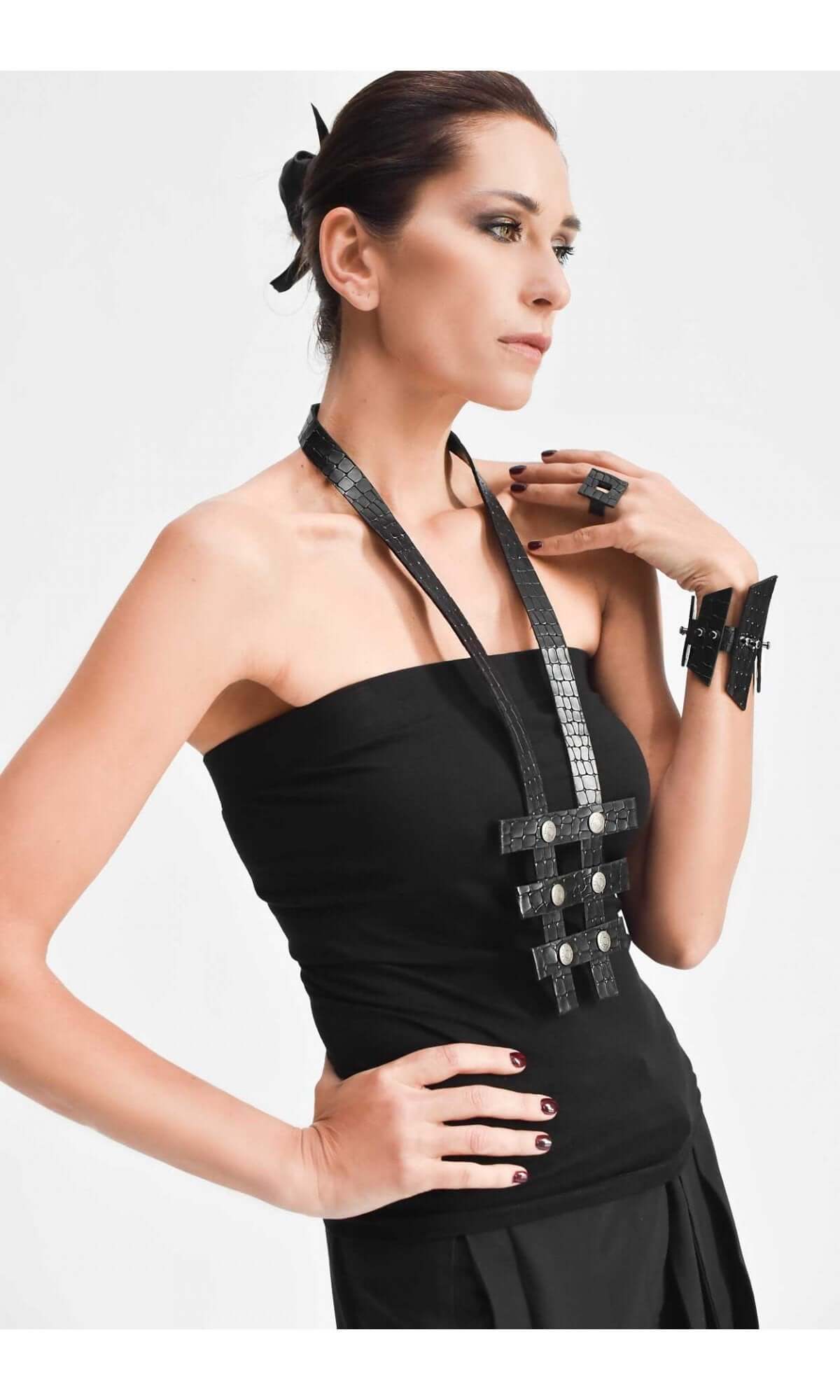 Collana in pelle con ornamenti incrociati