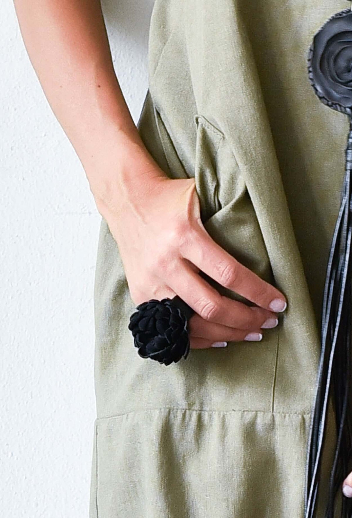 Elegante anello in pelle con rosa