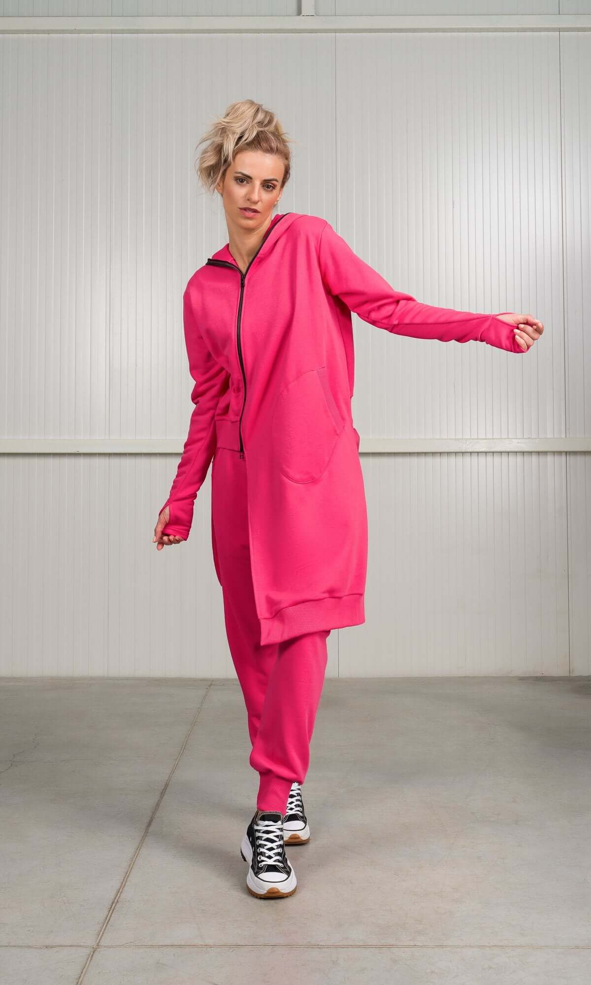 Ensemble deux pièces avec sweat à capuche asymétrique et jogging à revers