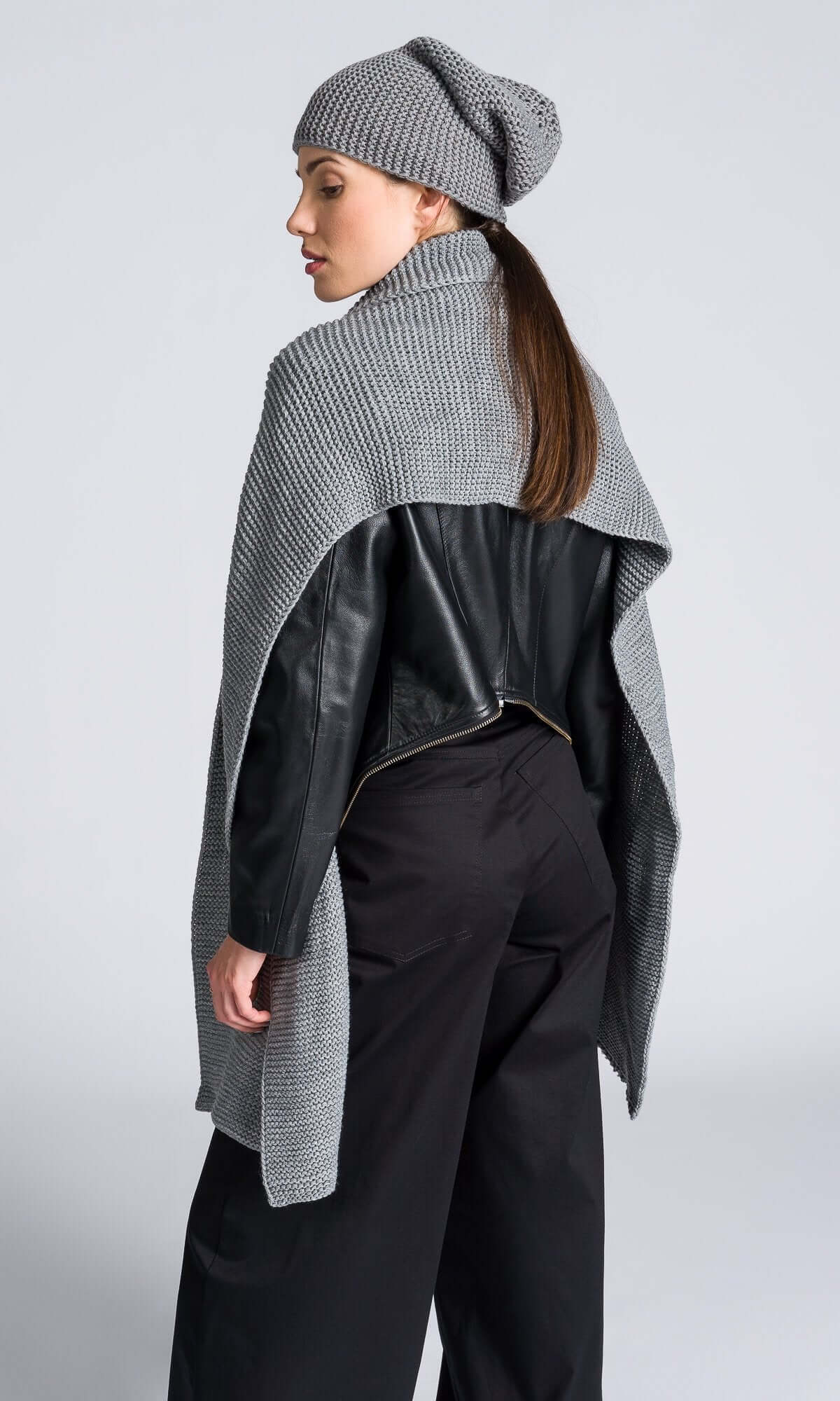 Ensemble deux pièces avec écharpe extra-longue et bonnet en maille