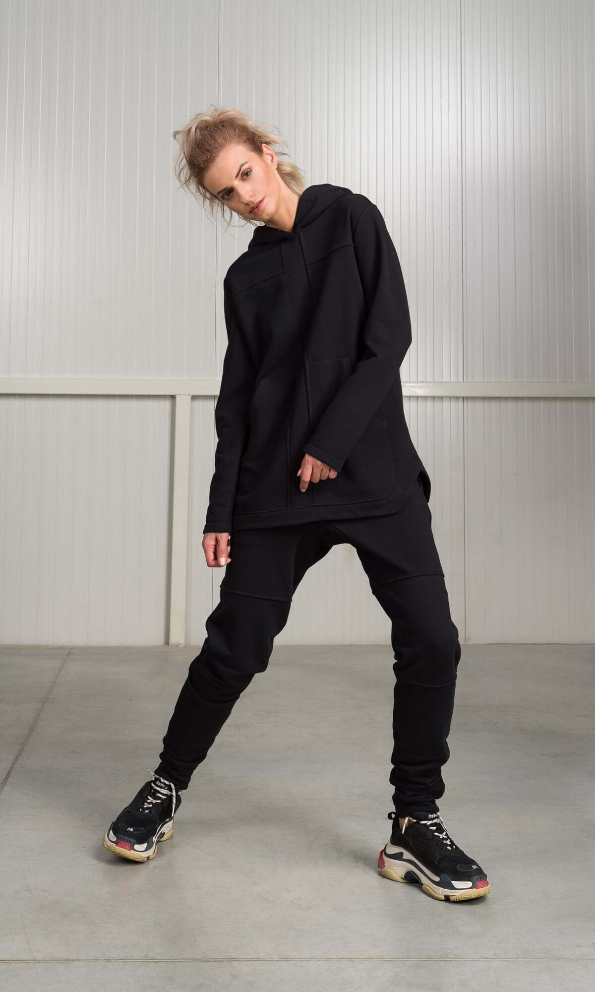 Hoodie en coton avec poches avant et coutures apparentes, haut chaud à capuche confectionné à la main par Aakasha