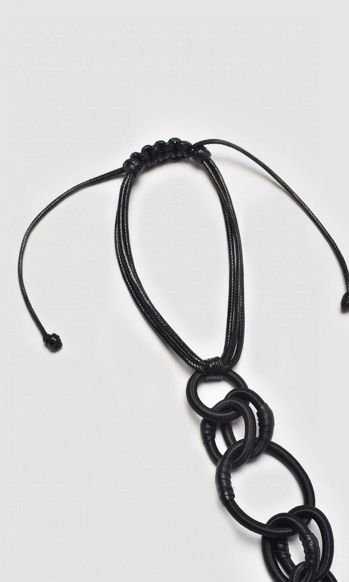 Magnifique collier avec éléments en cuir