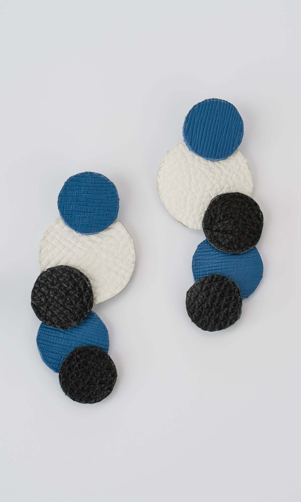 Orecchini in pelle con cerchi blu e bianchi