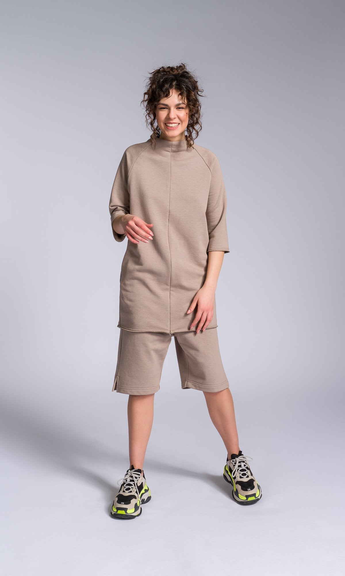 Two-piece Set of Tunic Sweatshirt with Zipper Slits and Cotton Shorts