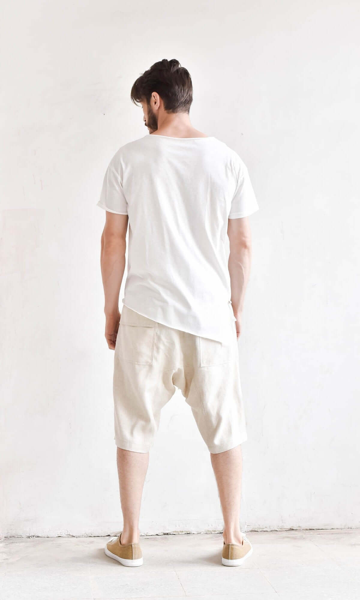 T-shirt casual tinta unita con scollo a V