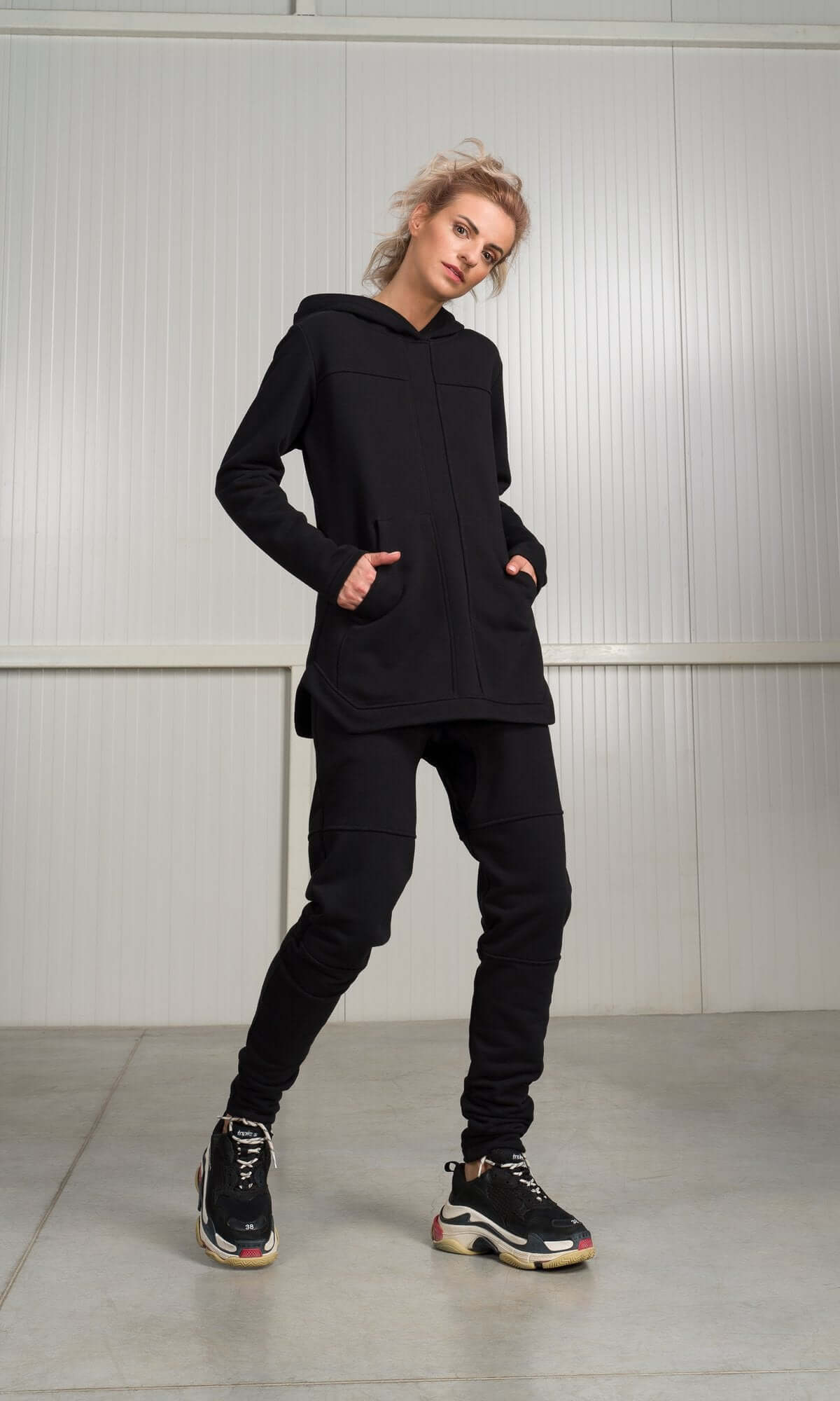 Hoodie en coton avec poches avant et coutures apparentes, haut chaud à capuche confectionné à la main par Aakasha