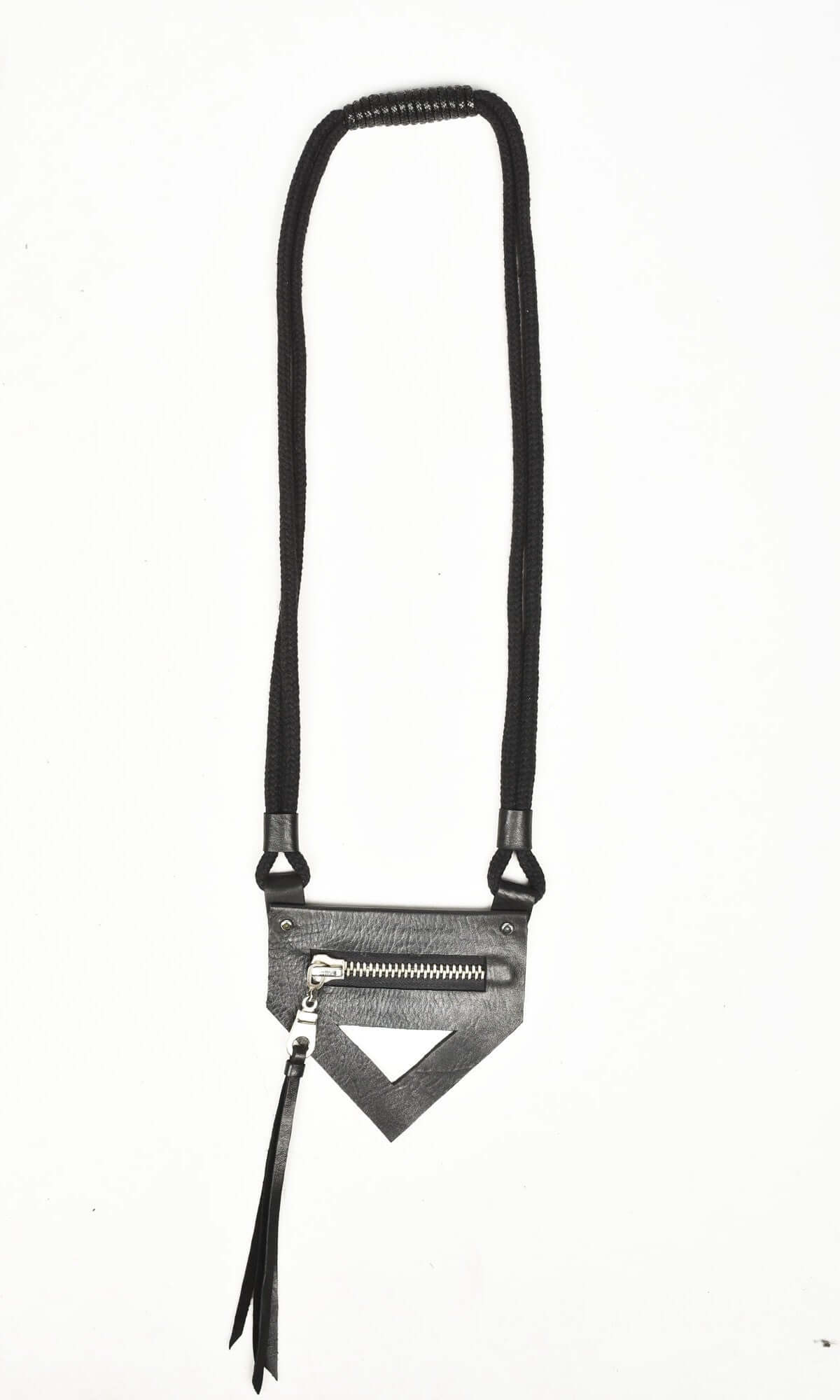 Collier en cuir triangulaire avec fermeture zippée