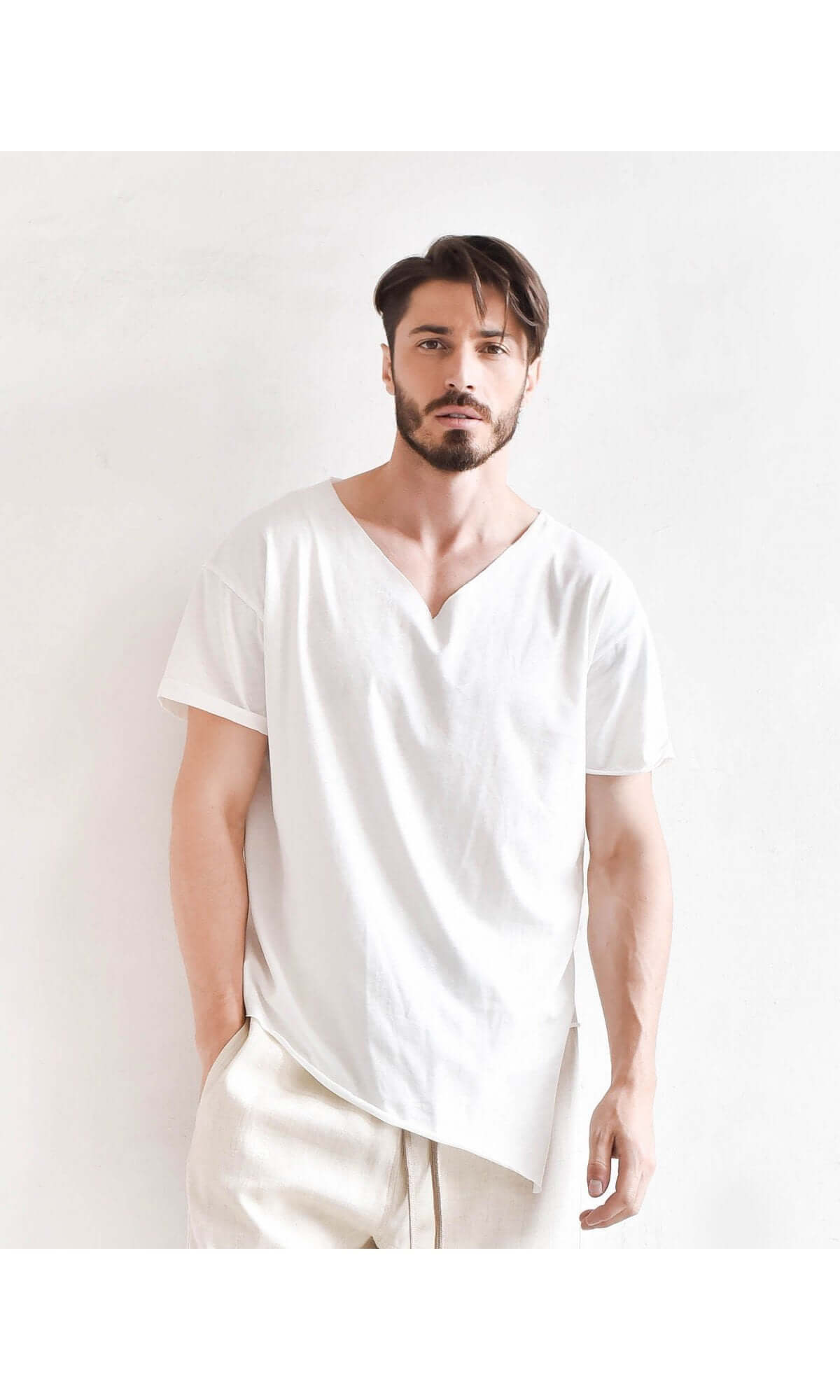 T-shirt casual tinta unita con scollo a V