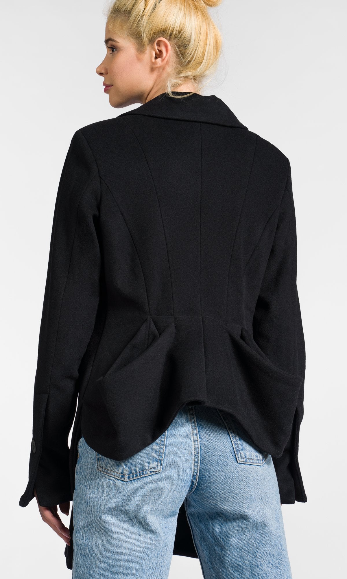 Asymmetrischer Mantel mit Schleifenrücken