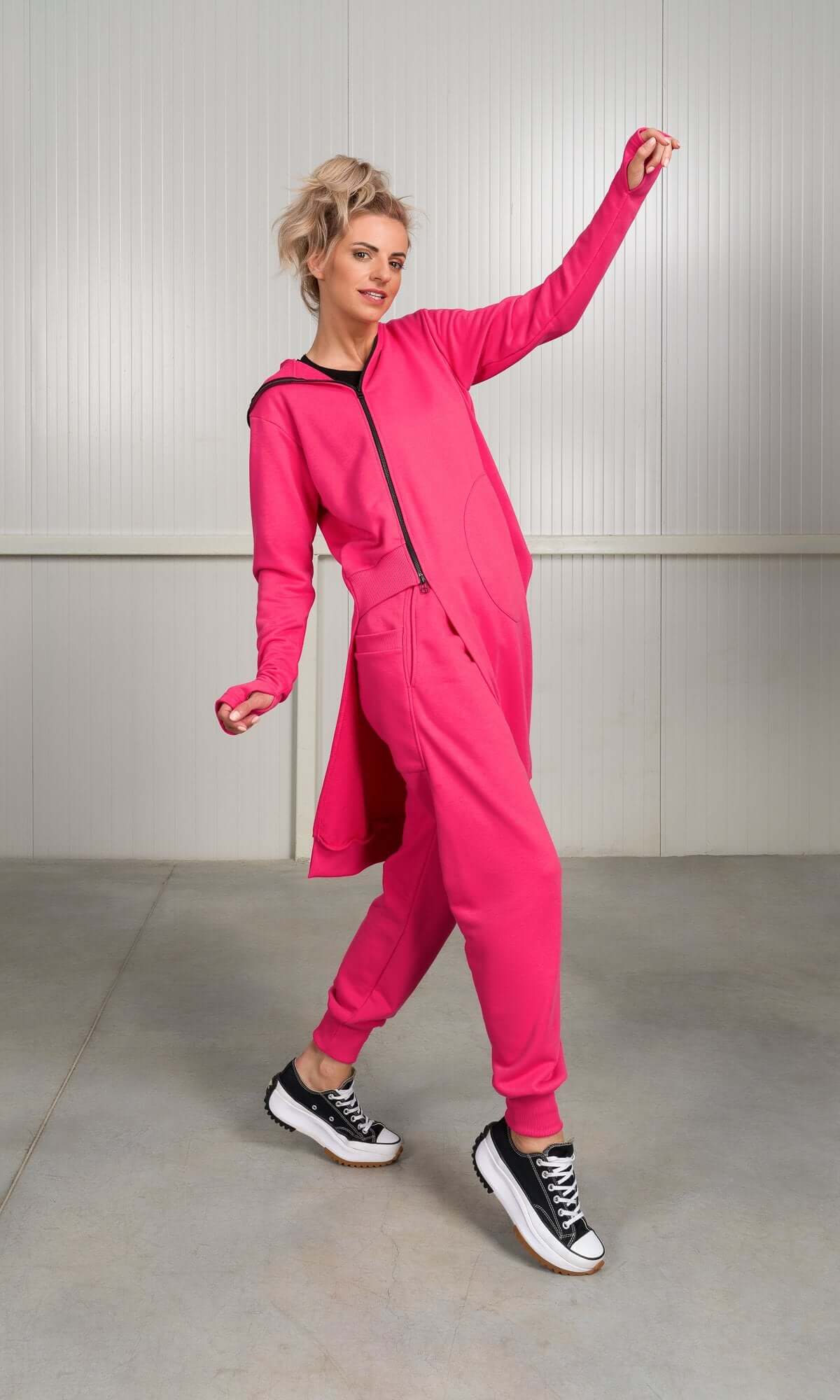 Ensemble deux pièces avec sweat à capuche asymétrique et jogging à revers
