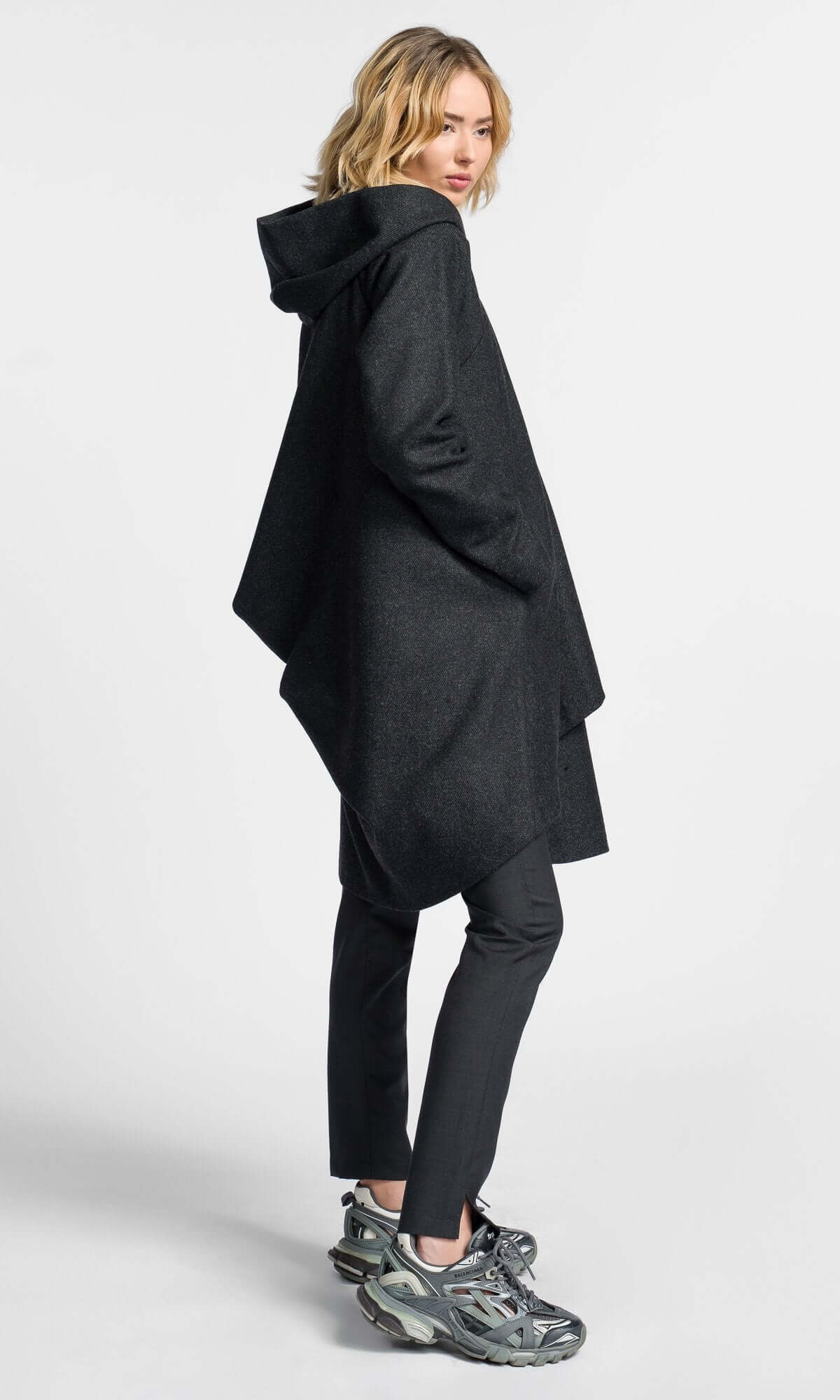 Cappotto asimmetrico con drappeggio sul retro