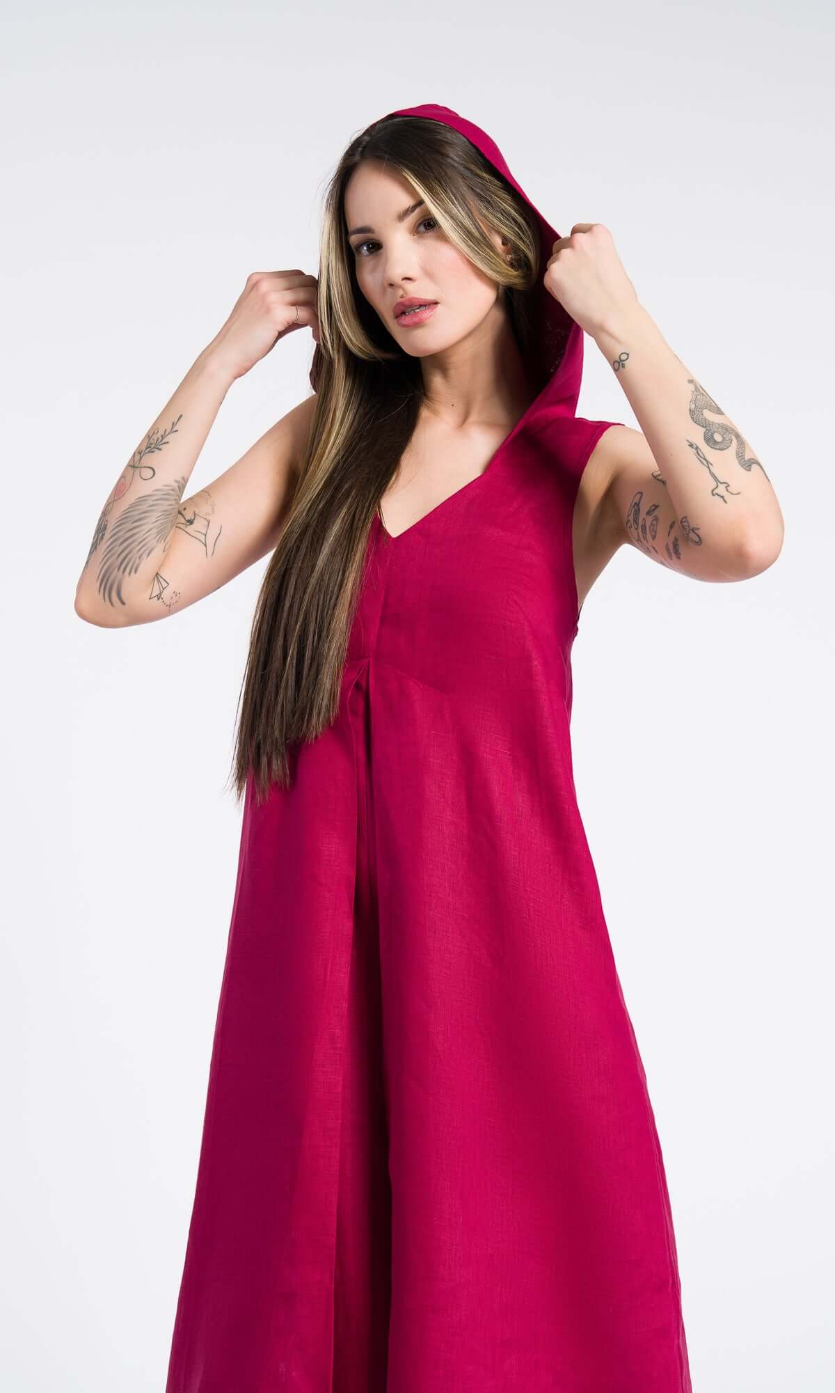 Robe longue d’été en lin avec pli sur le devant, capuche et poches latérales