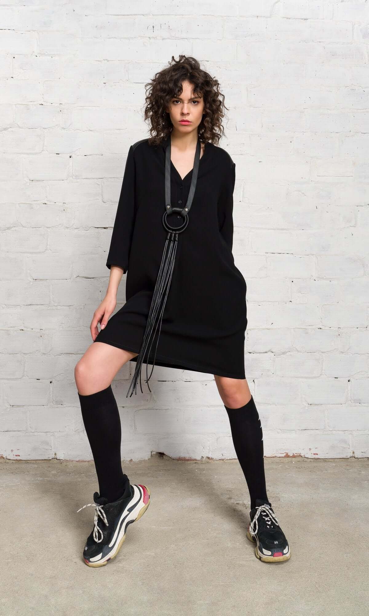 Collier en cuir et textile avec détails circulaires