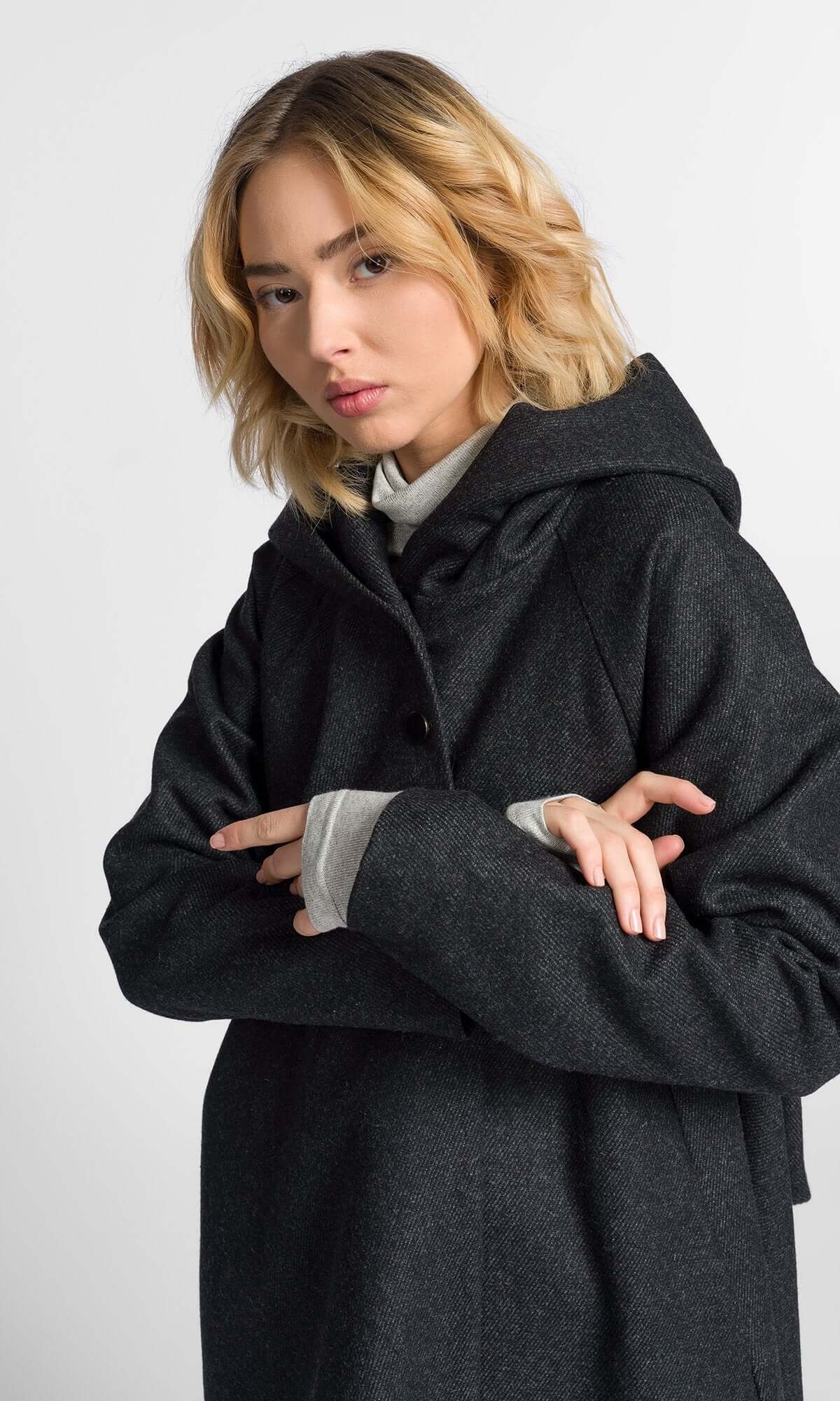 Manteau asymétrique à dos drapé