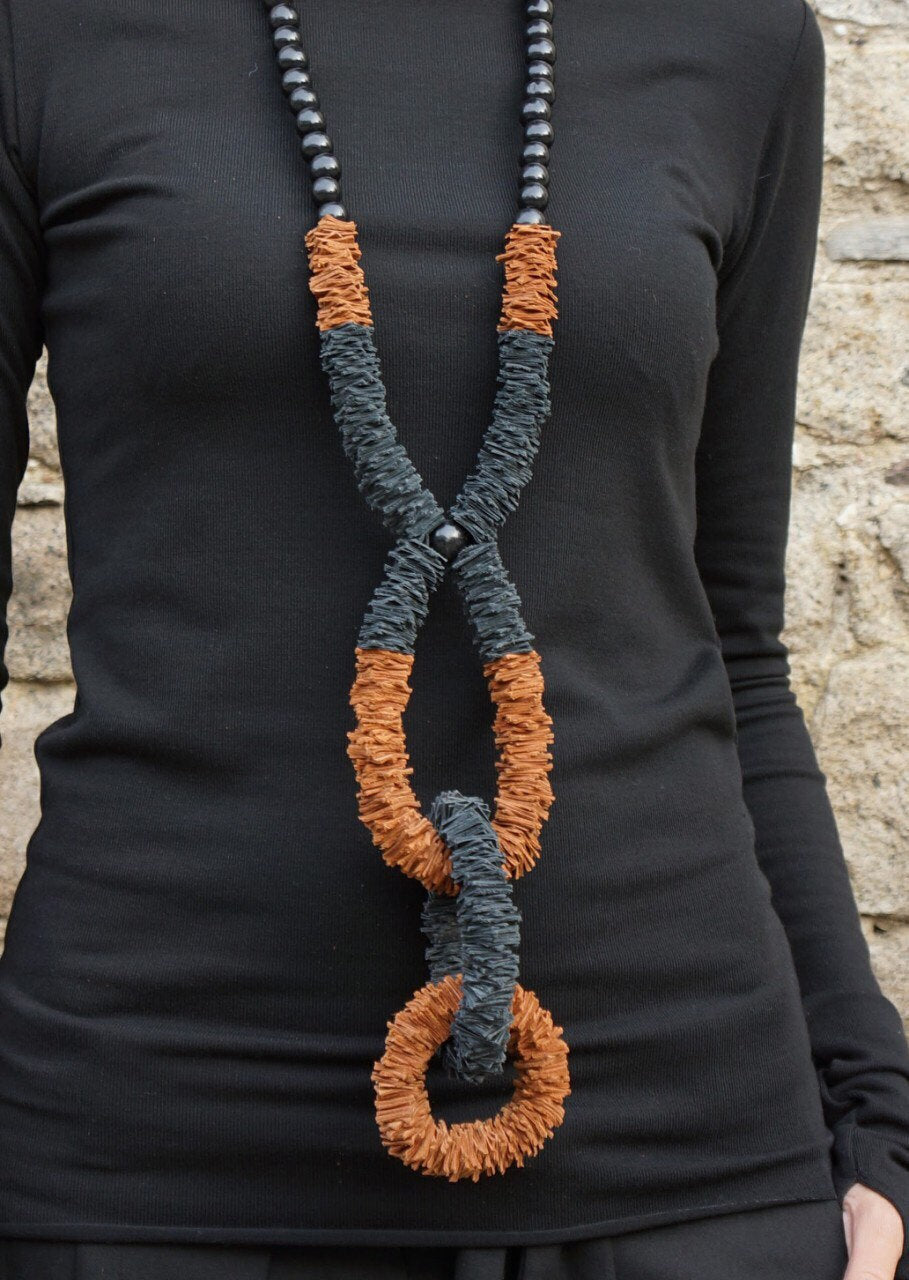 Collier extra-long extravagant en cuir véritable noir et marron avec perles