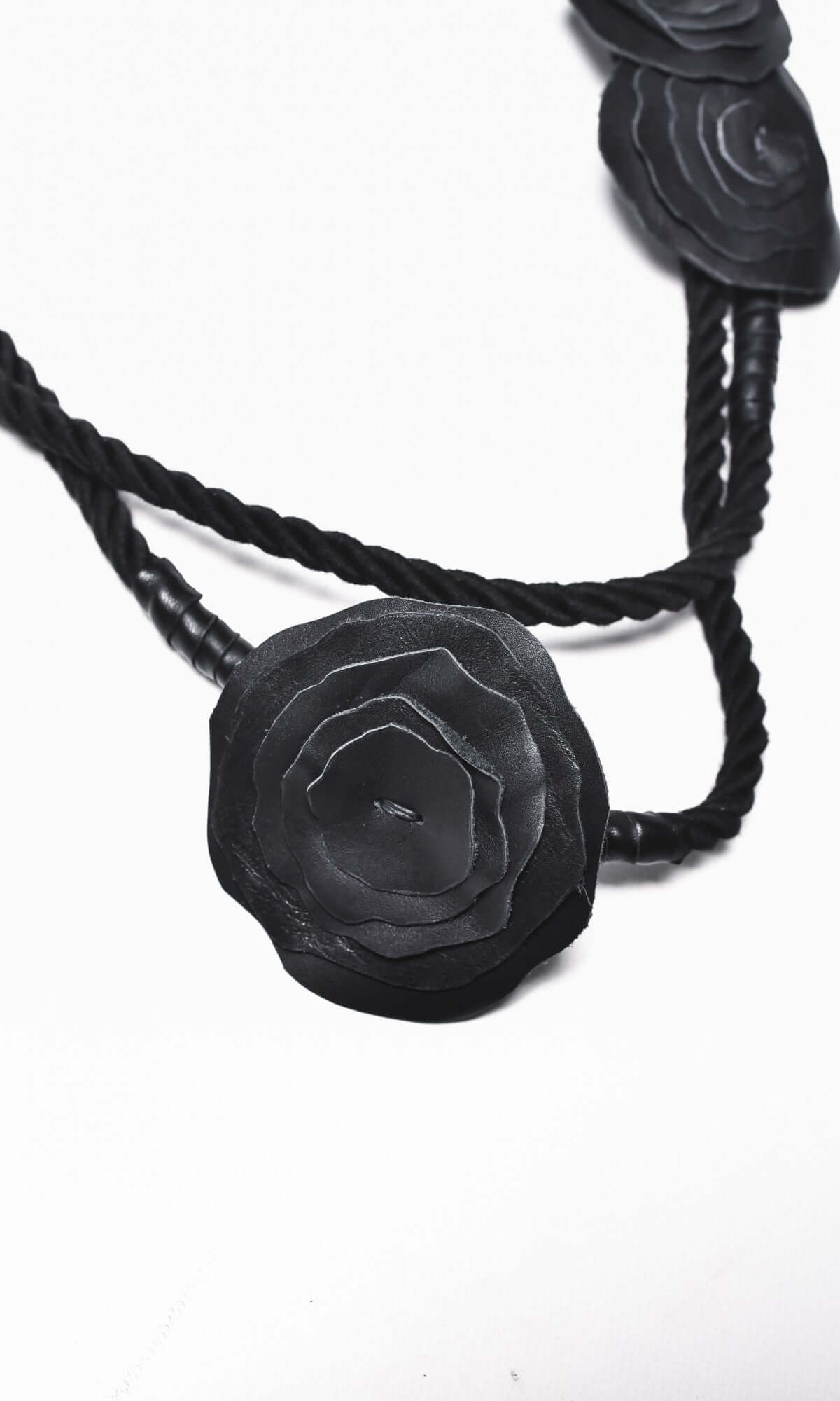 Collier en corde noire orné de roses en cuir véritable