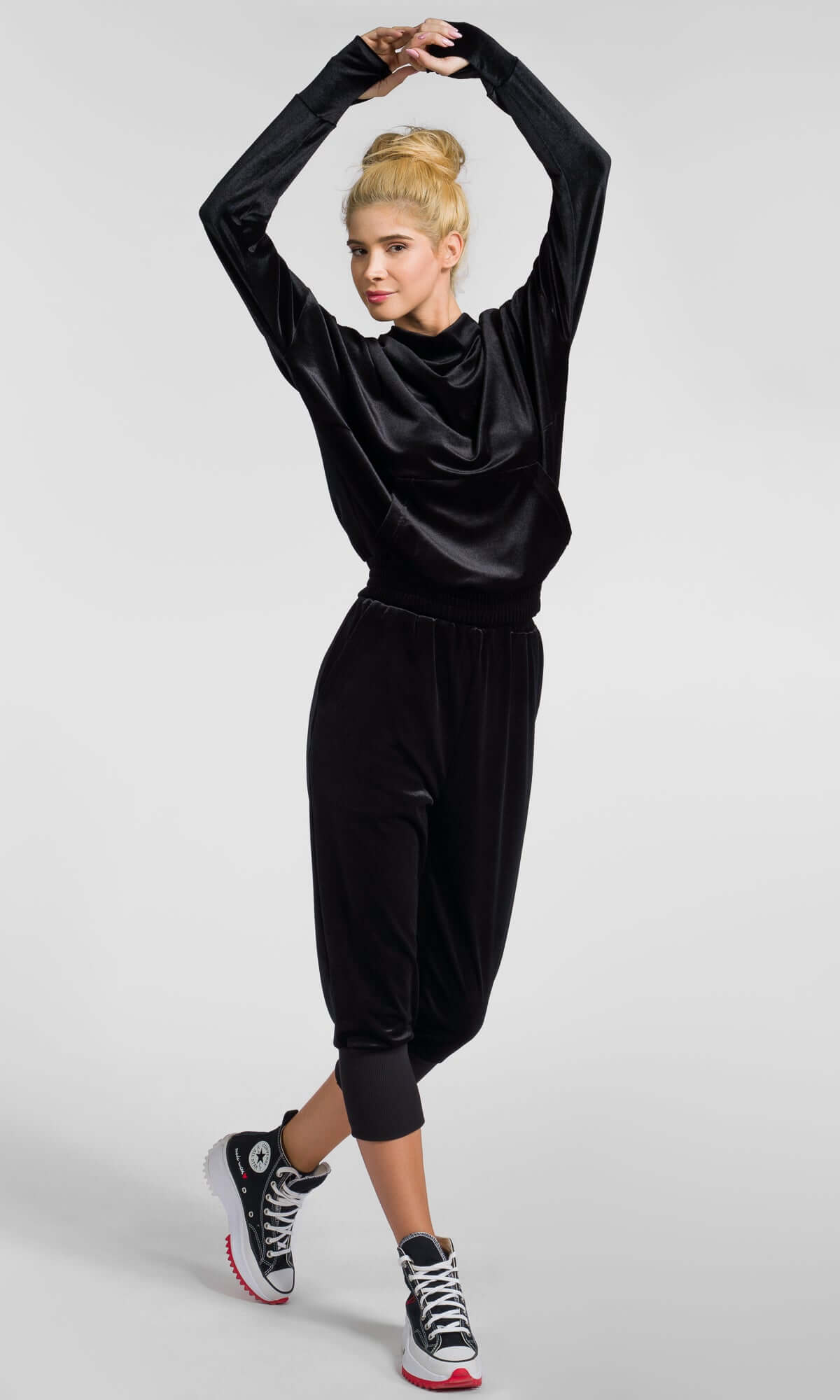 Samtbluse mit Wasserfallausschnitt