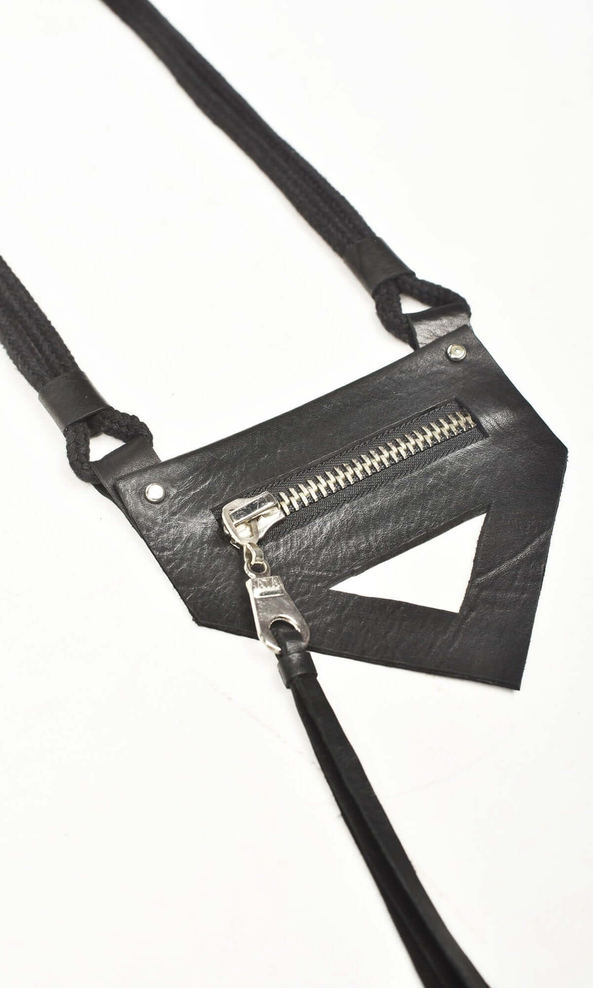 Collier en cuir triangulaire avec fermeture zippée