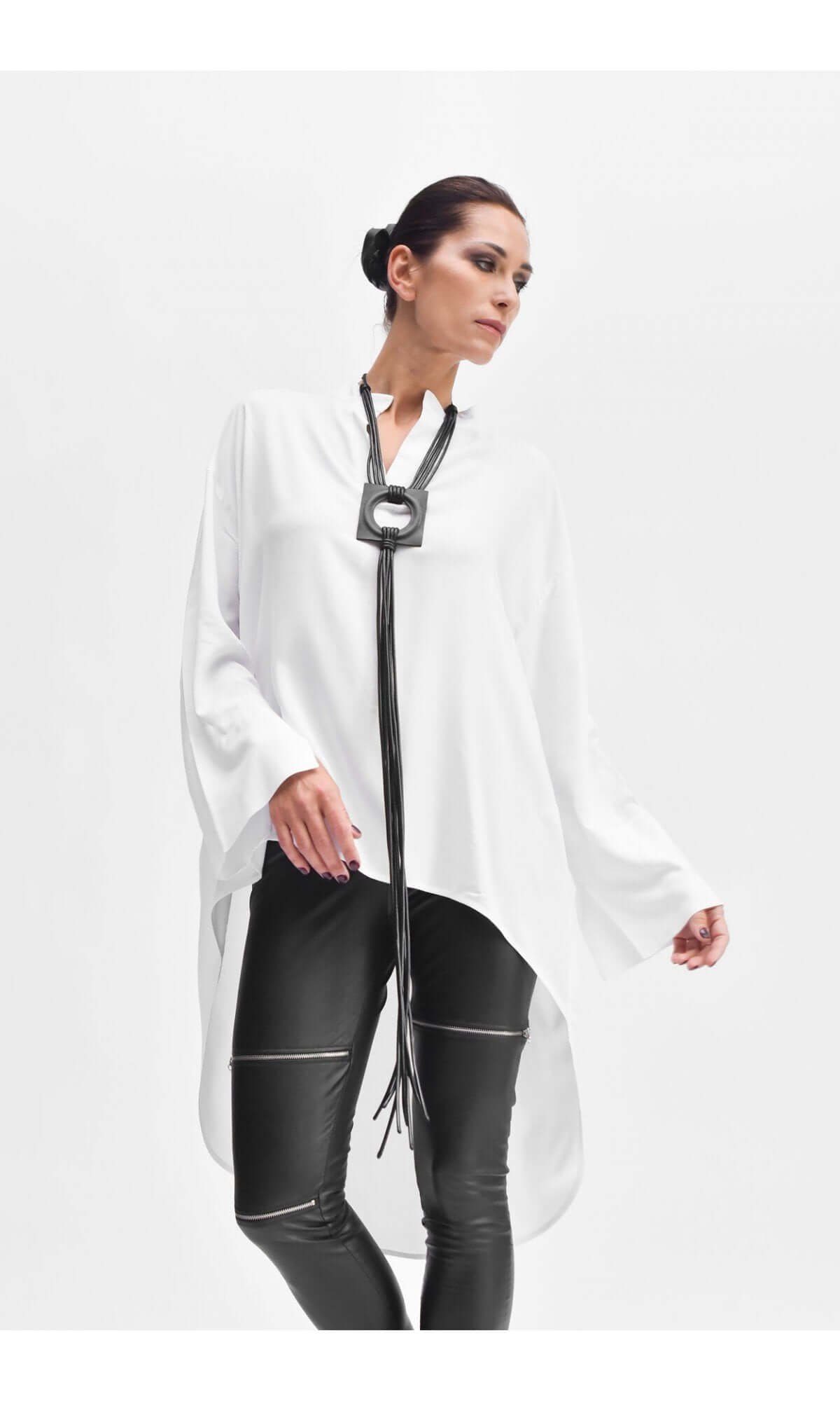 Collana trendy con pendente in pelle