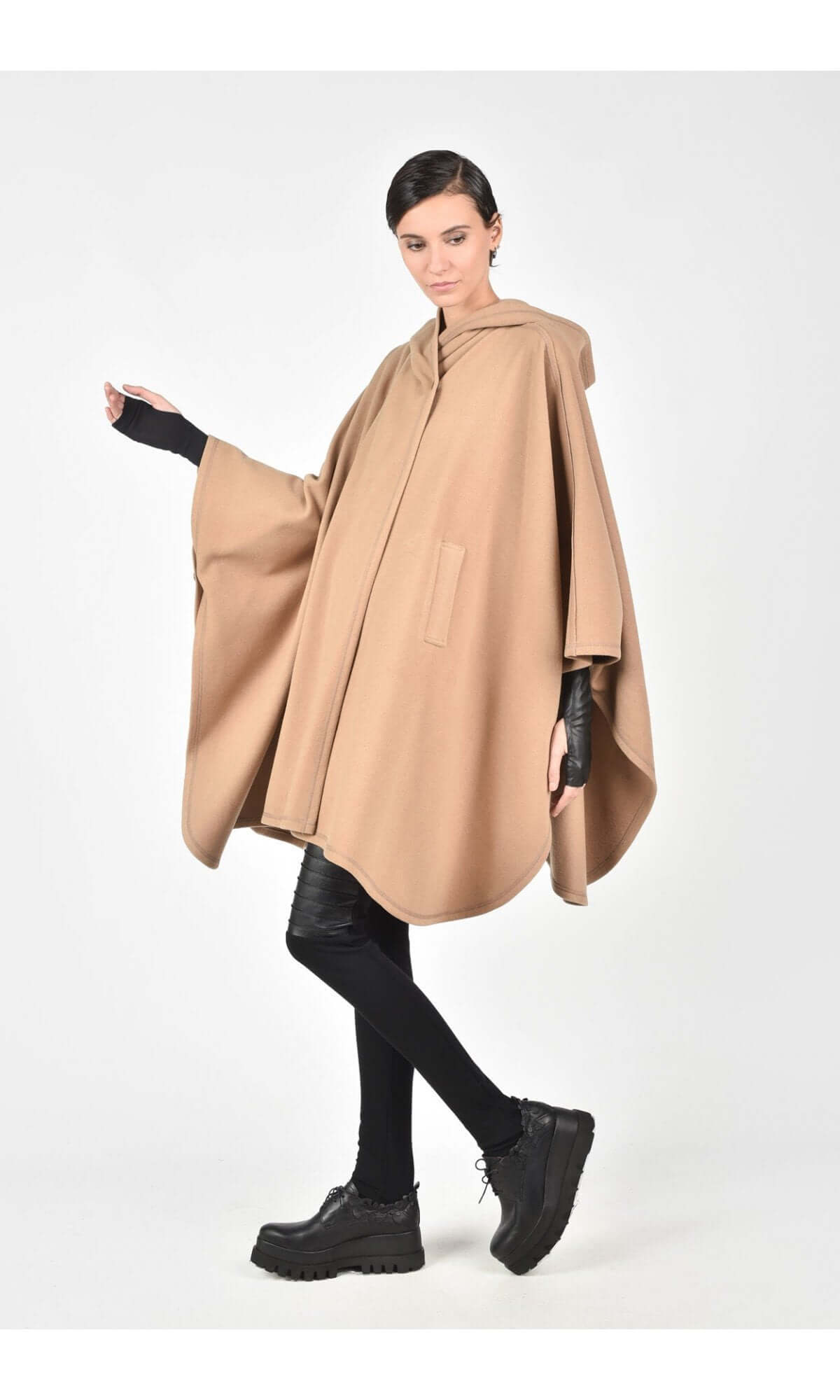 Cappotto poncho in cashmere con cappuccio