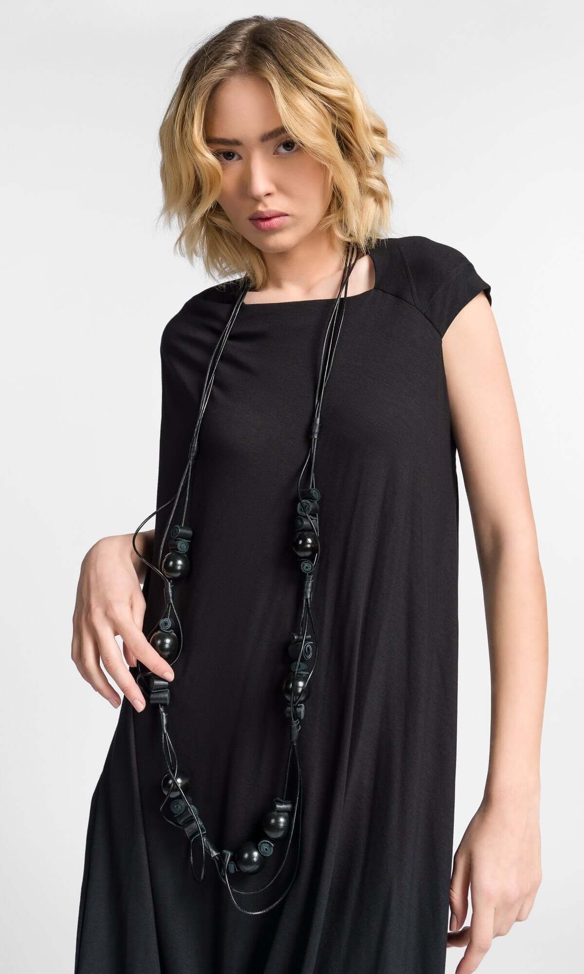 Collana lunga in pelle con perline in legno