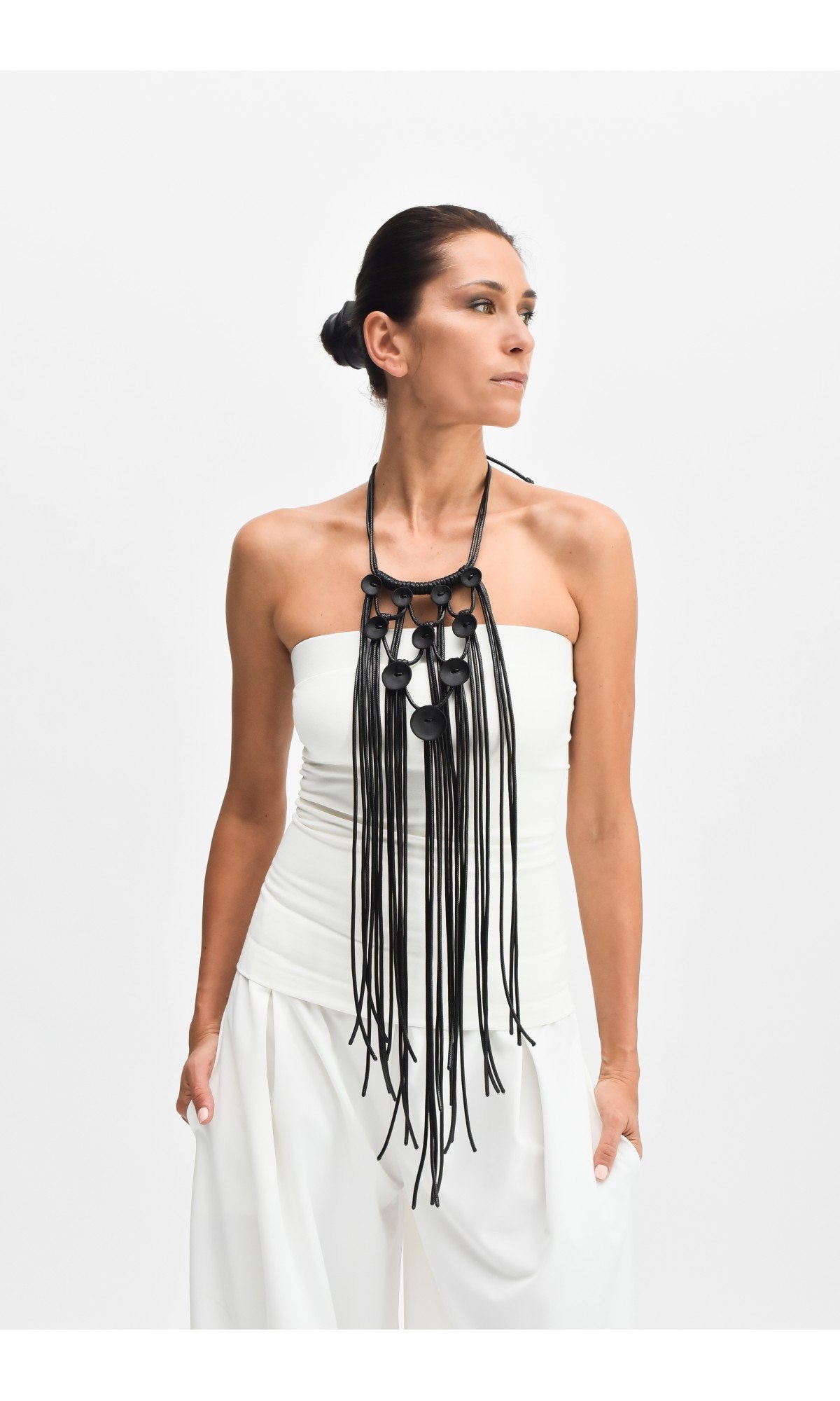 Long collier orné de cuir riche