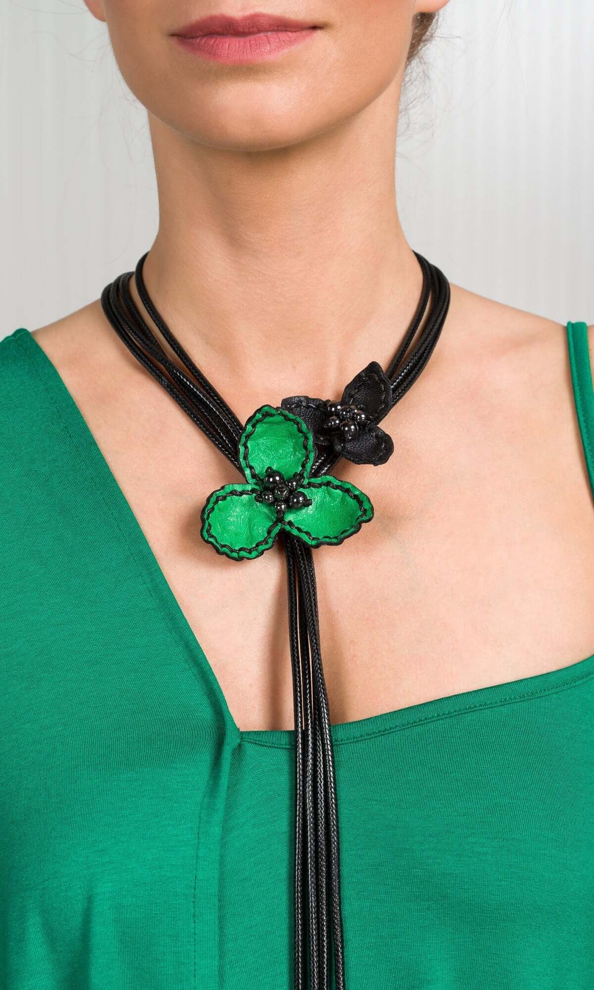 Collana colorata in pelle con fiore